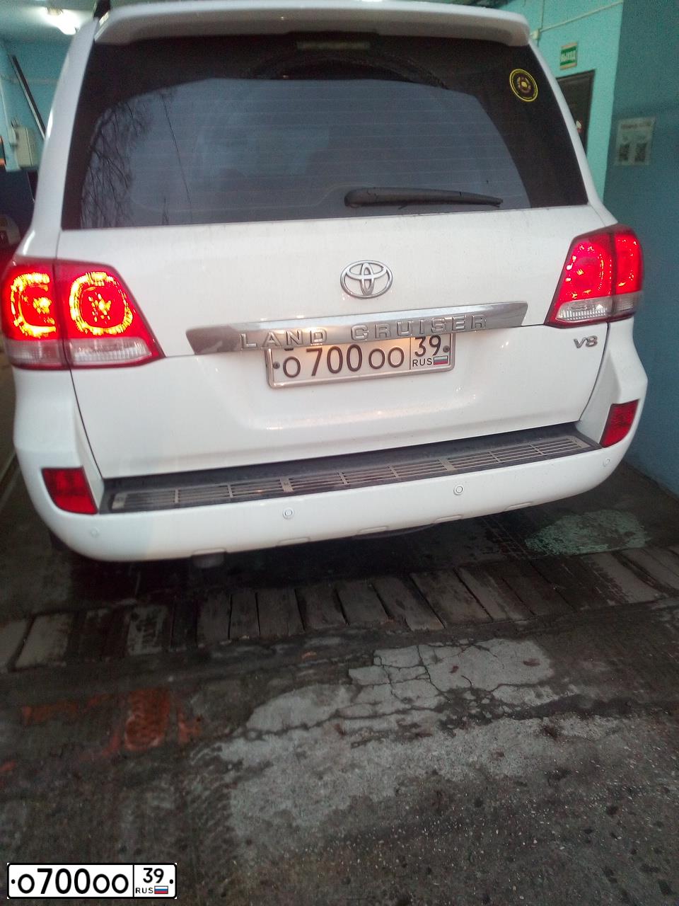 Фото автомобиля TOYOTA LANDCRUISER, 2003 — госномер О700ОО39. Цвет: ЧЕРНЫЙ