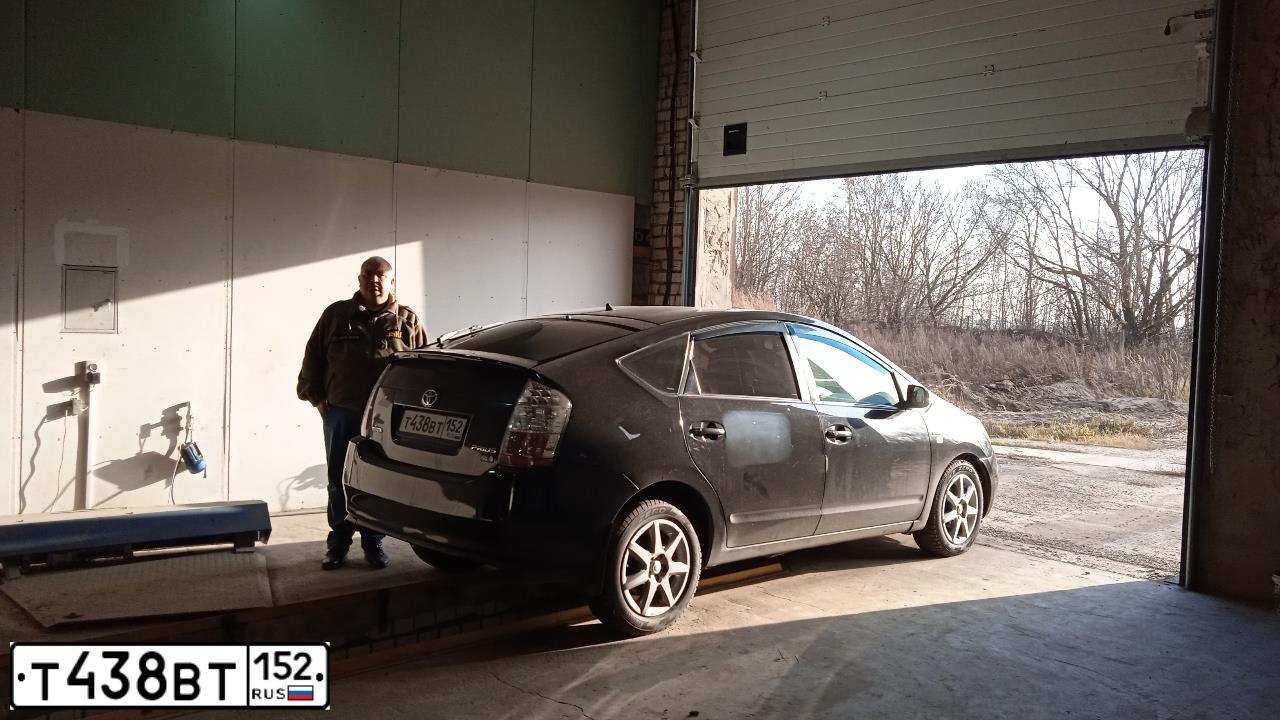 Фото автомобиля TOYOTA PRIUS, 2006 — госномер Т438ВТ152. Цвет: ЧЕРНЫЙ