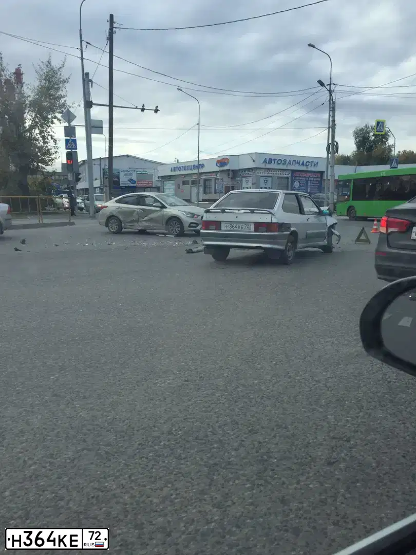 Фото автомобиля LADA 2113 SAMARA, 2006 — госномер Н364КЕ72. Цвет: СВЕТЛО-СЕРЕБРИСТЫЙ