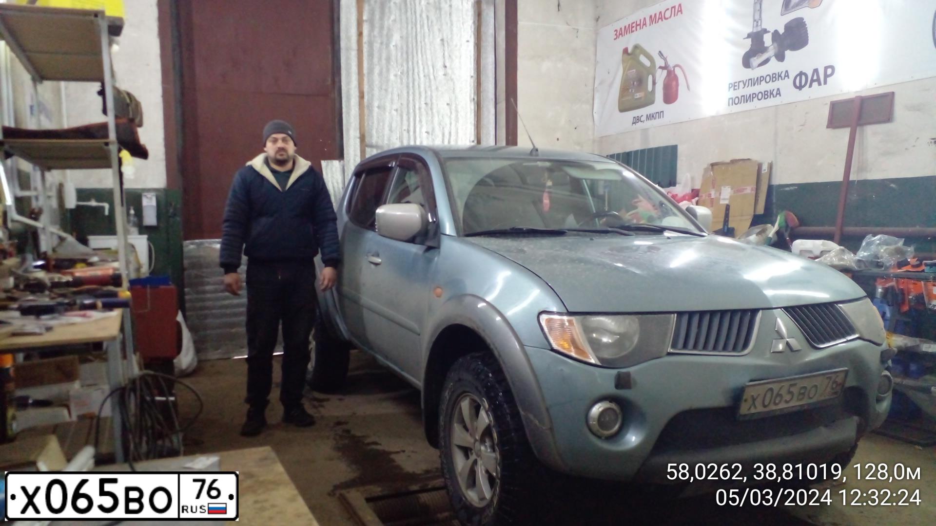 Фото автомобиля MITSUBISHI L 200, 2007 — госномер Х065ВО76. Цвет: СЕРО-ЗЕЛЕНЫЙ