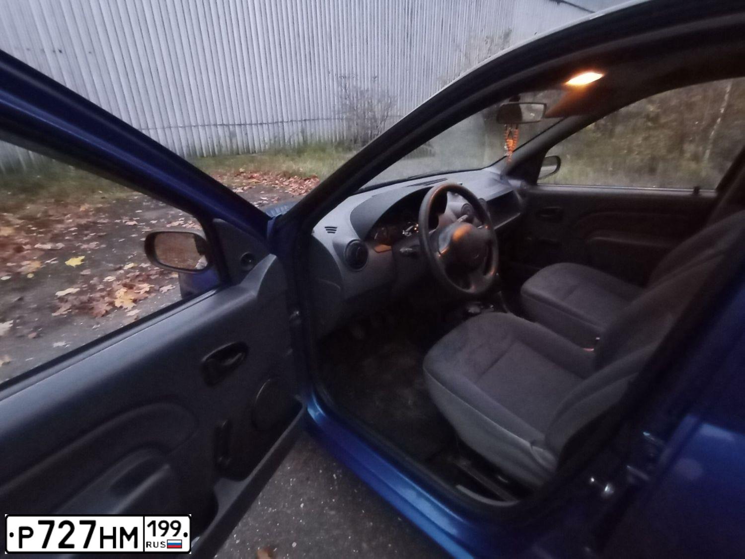 Фото автомобиля RENAULT LOGAN, 2008 — госномер Р727НМ199. Цвет: СИНИЙ МЕТАЛЛИК