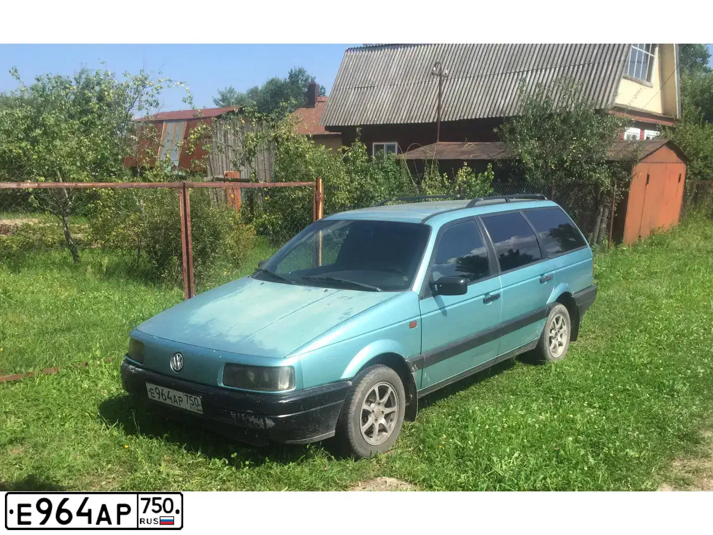 Фото автомобиля VOLKSWAGEN PASSAT, 1991 — госномер Е964АР750. Цвет: ЗЕЛЕНЫЙ