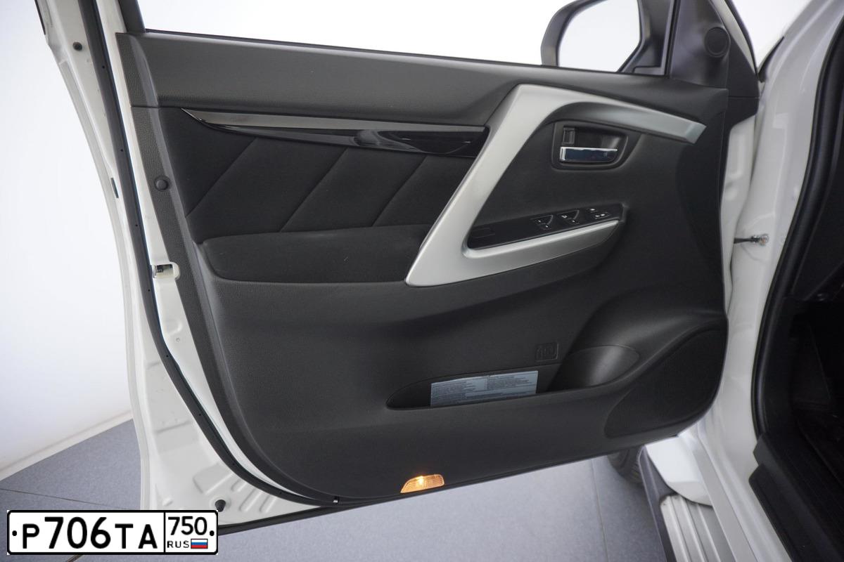 Фото автомобиля MITSUBISHI PAJERO SPORT, 2018 — госномер К677ХА790. Цвет: Белый