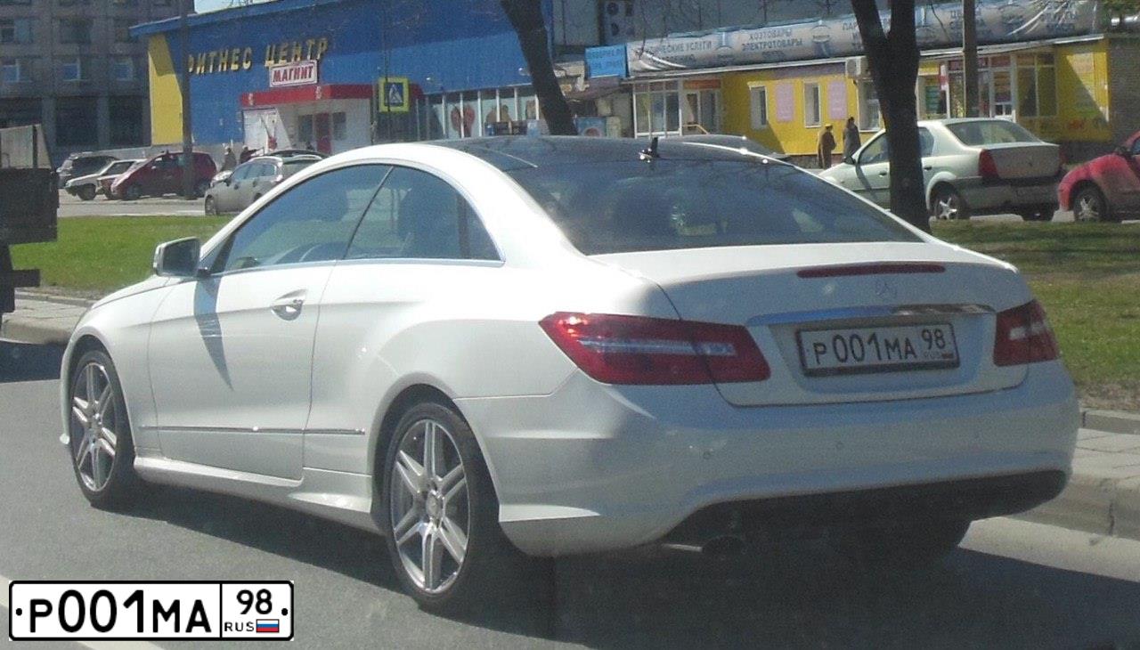 Фото автомобиля MERCEDES E-KLASSE, 2012 — госномер Р001МА98. Цвет: Белый