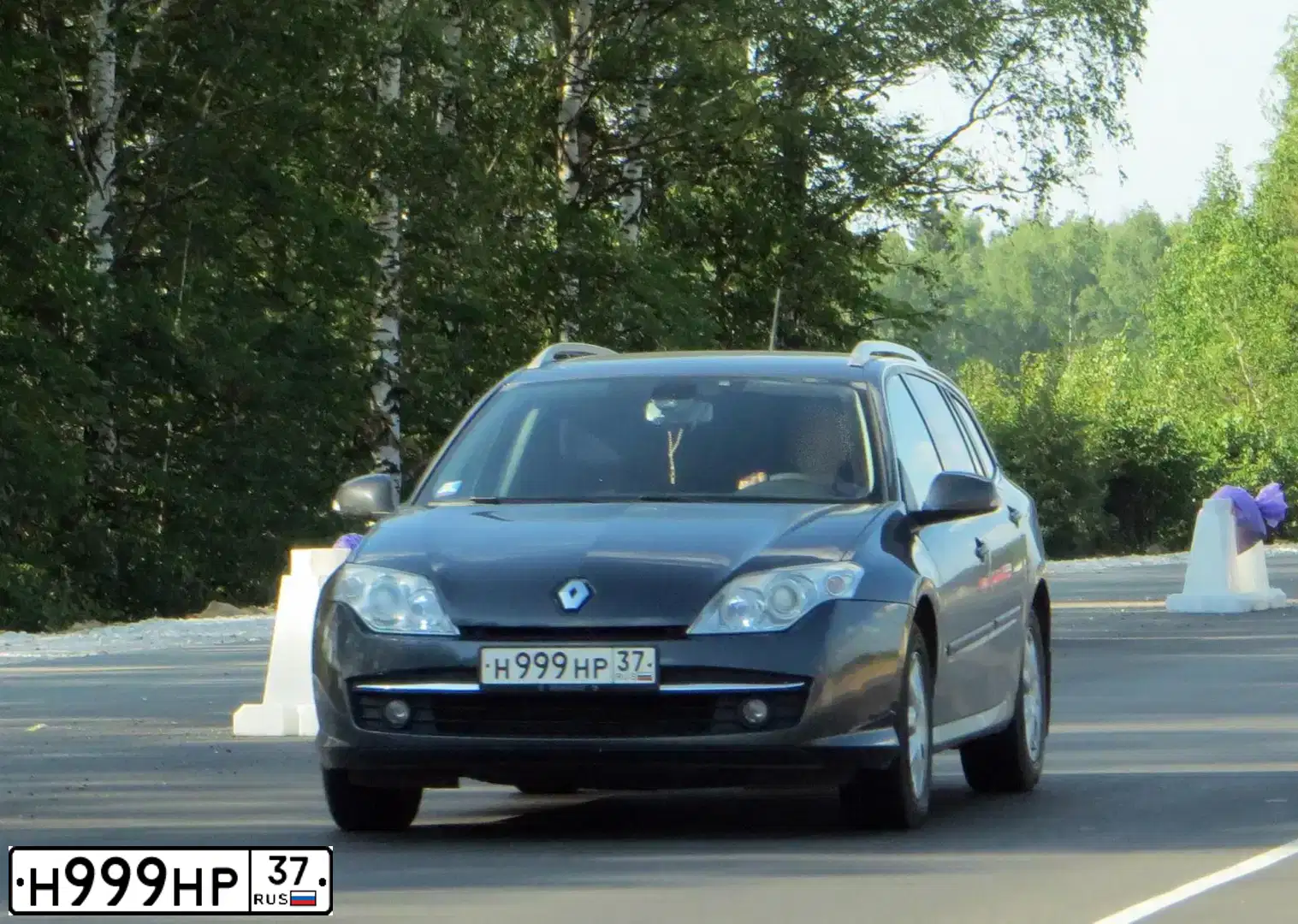 Фото автомобиля RENAULT LAGUNA, 2010 — госномер А681ХА37. Цвет: Серый