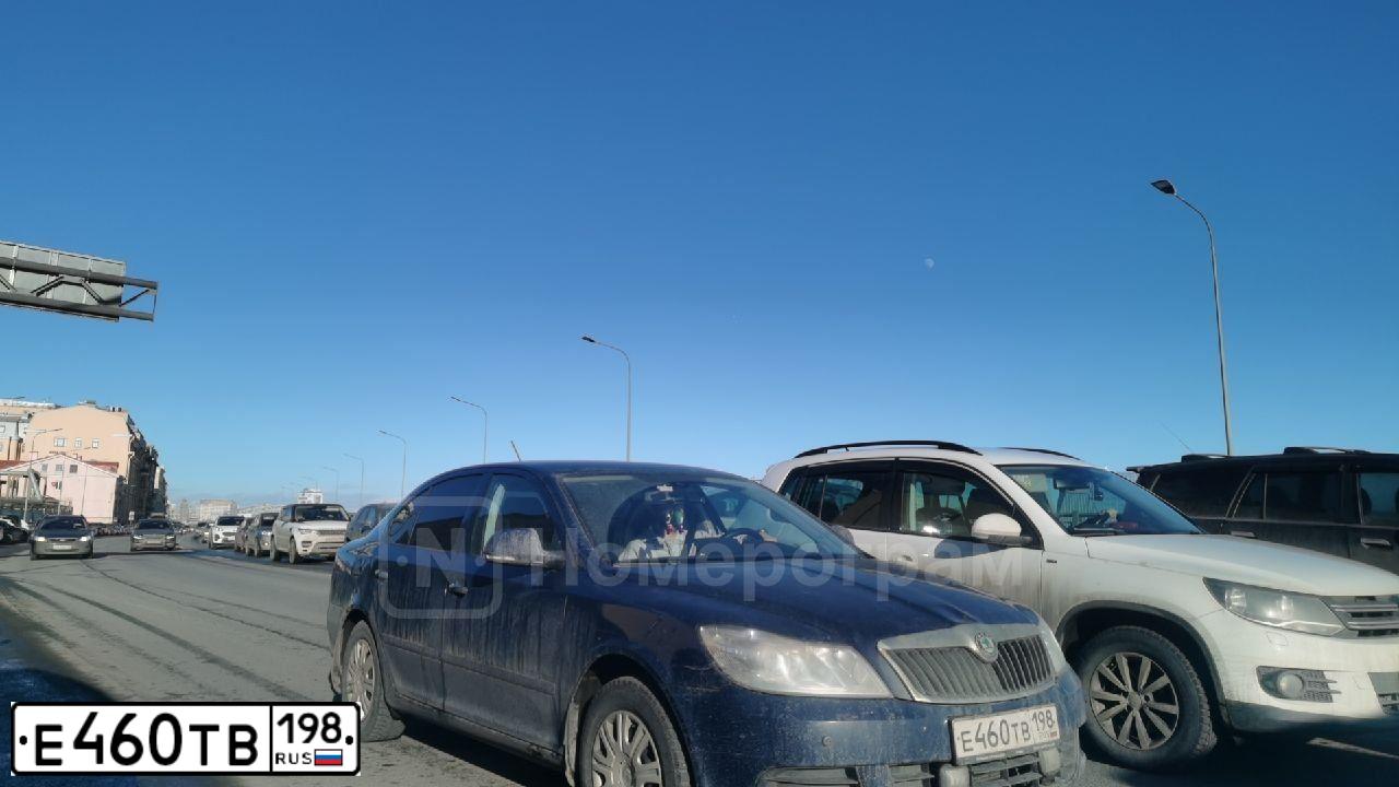 Фото автомобиля SKODA OCTAVIA, 2011 — госномер Е008МВ147. Цвет: Темно-синий