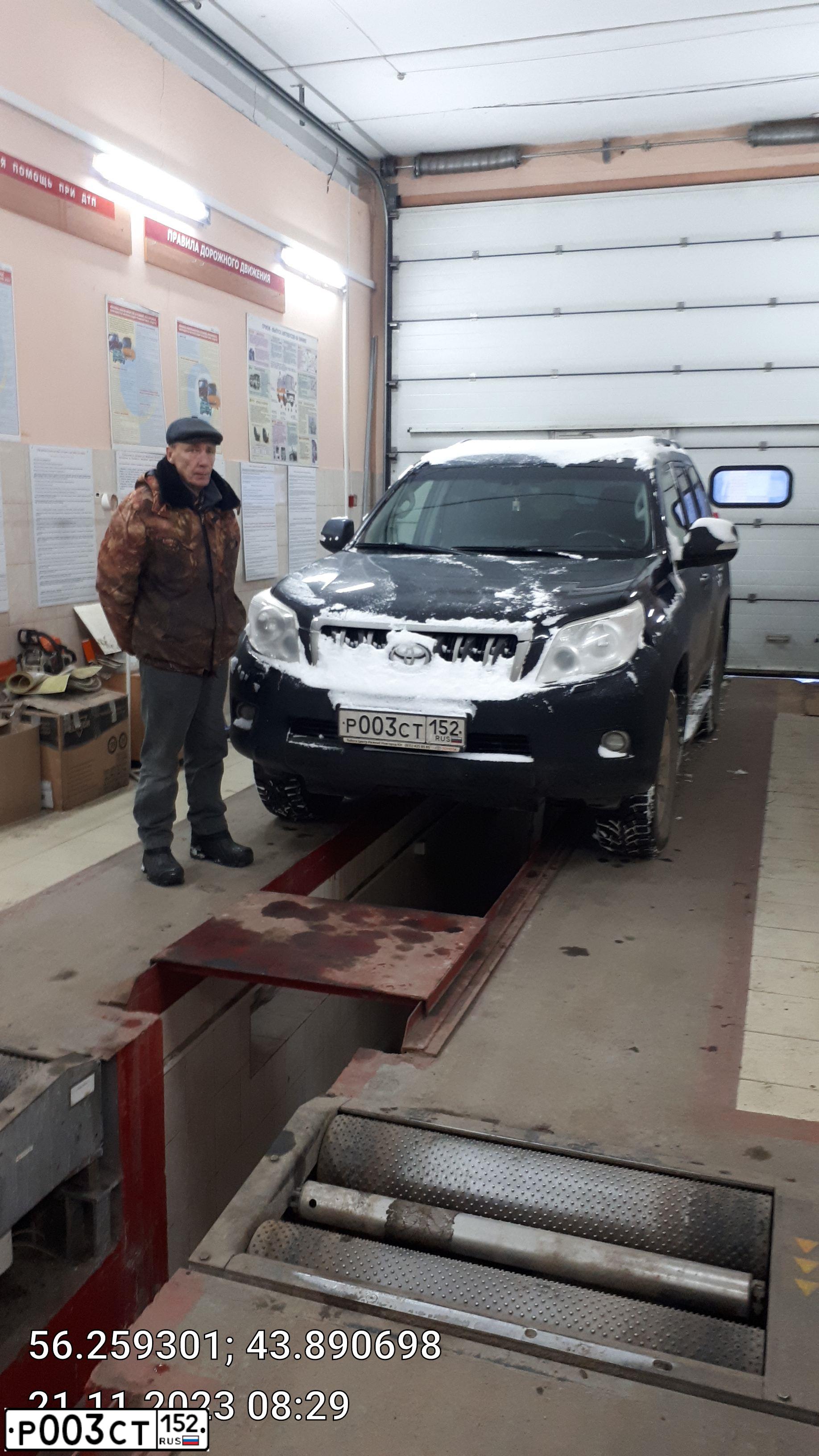Фото автомобиля TOYOTA LANDCRUISER, 2012 — госномер Р003СТ152. Цвет: ЧЕРНЫЙ
