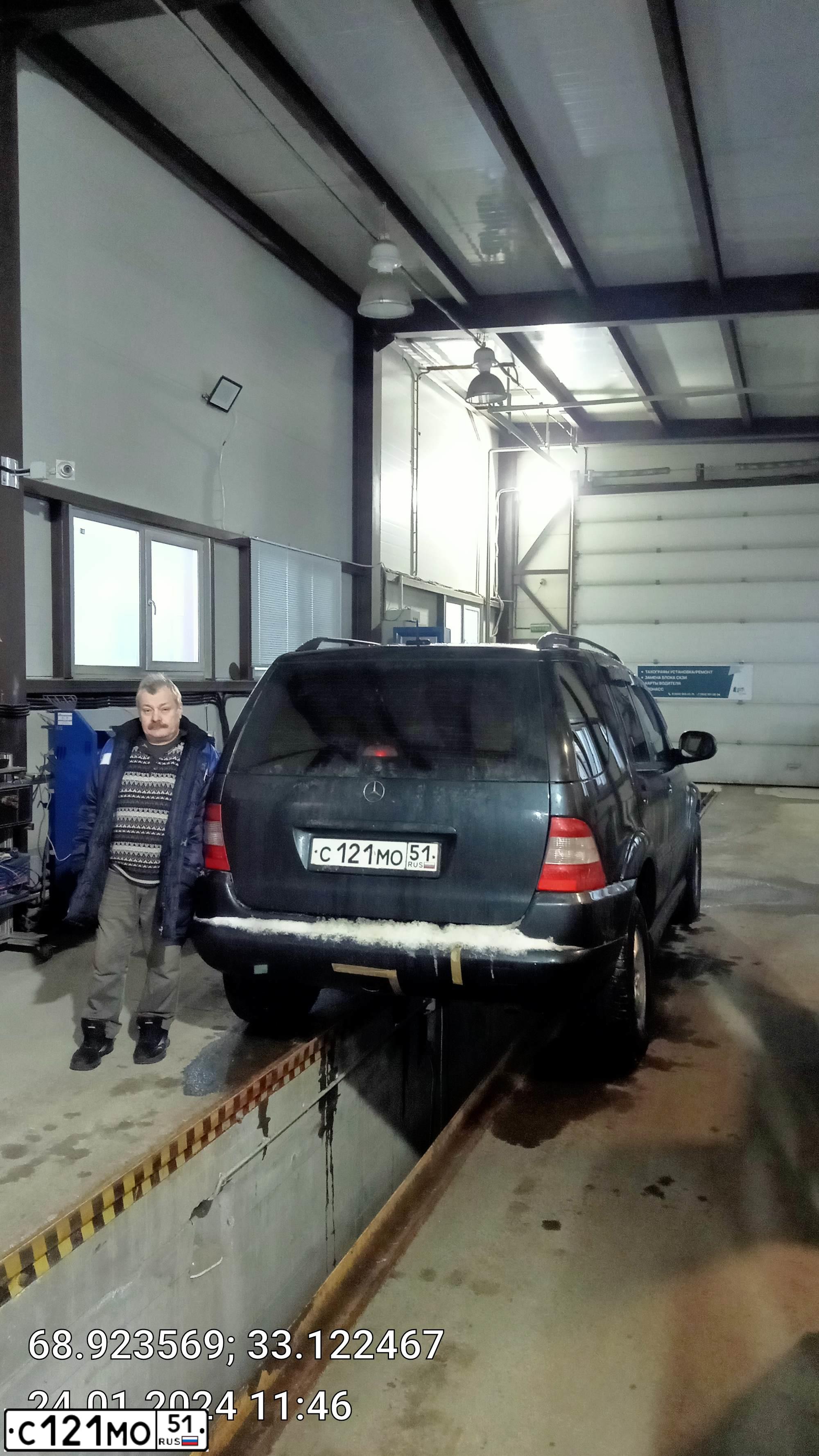 Фото автомобиля MERCEDES M-KLASSE, 2000 — госномер С121МО51. Цвет: ЧЕРНО-СИНИЙ