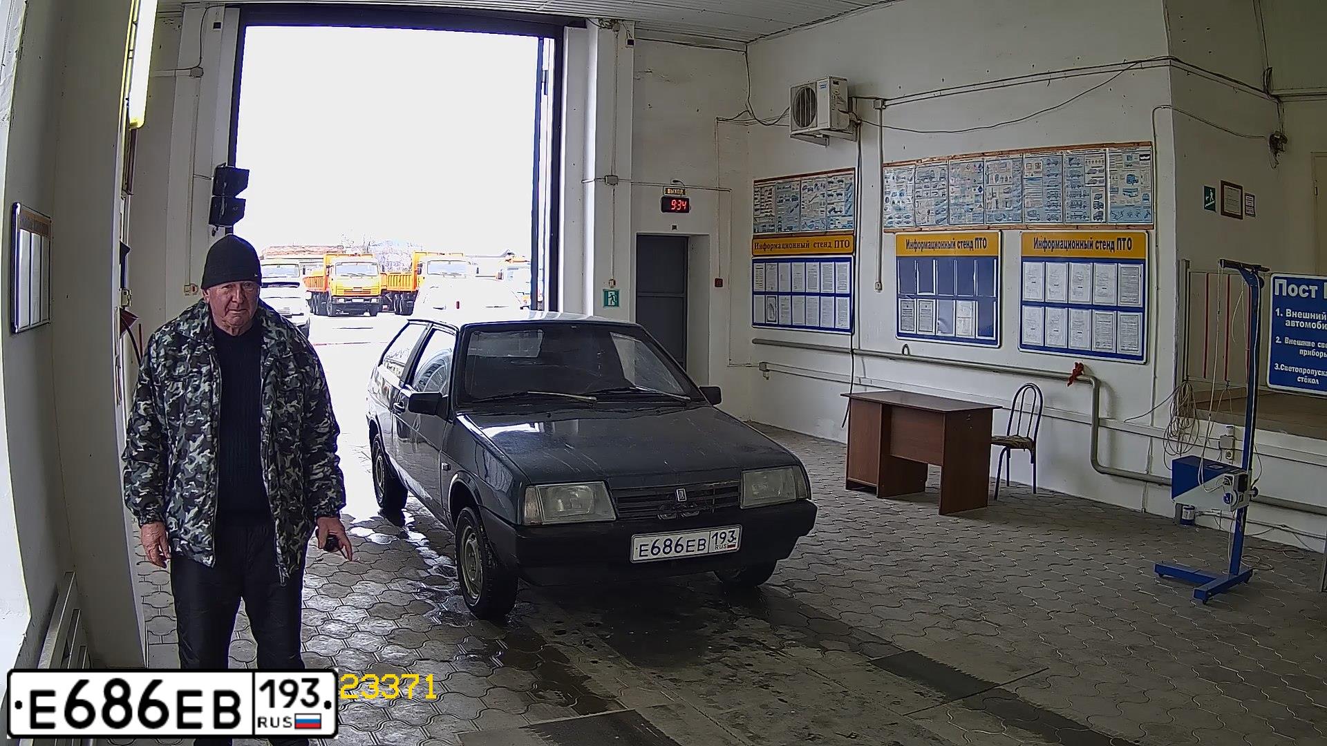 Фото автомобиля LADA 2108 SAMARA, 1988 — госномер Е686ЕВ193. Цвет: Темно-зеленый