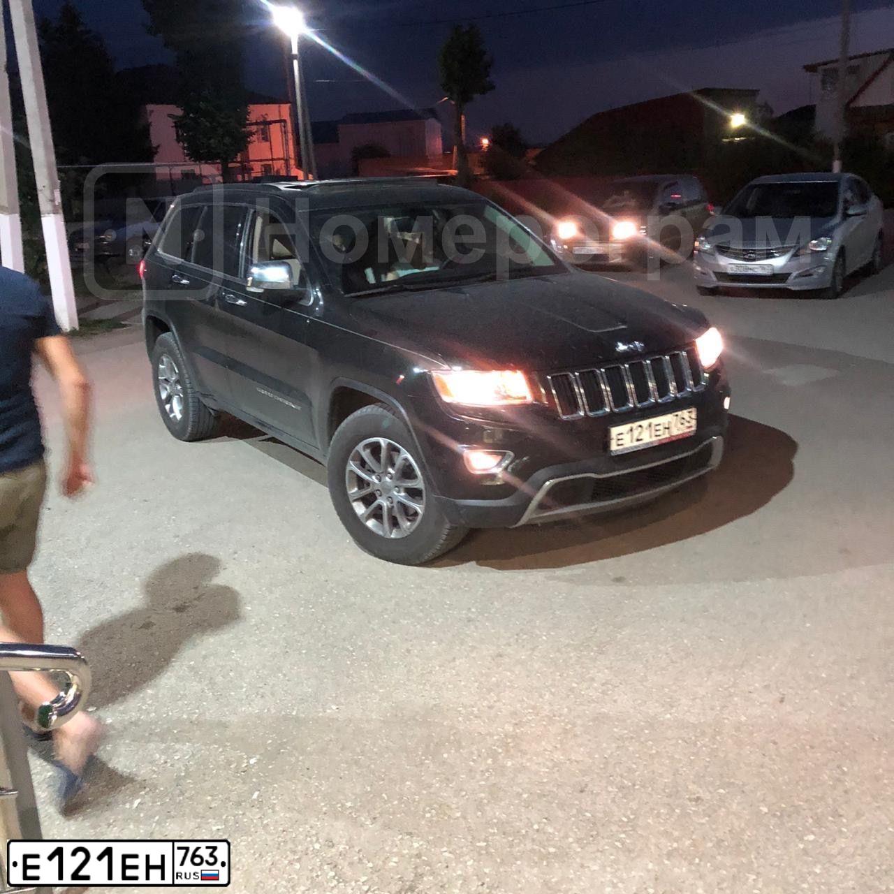 Фото автомобиля JEEP GRAND CHEROKEE, 2013 — госномер Е121ЕН763. Цвет: ЧЕРНО-ЗЕЛЕНЫЙ
