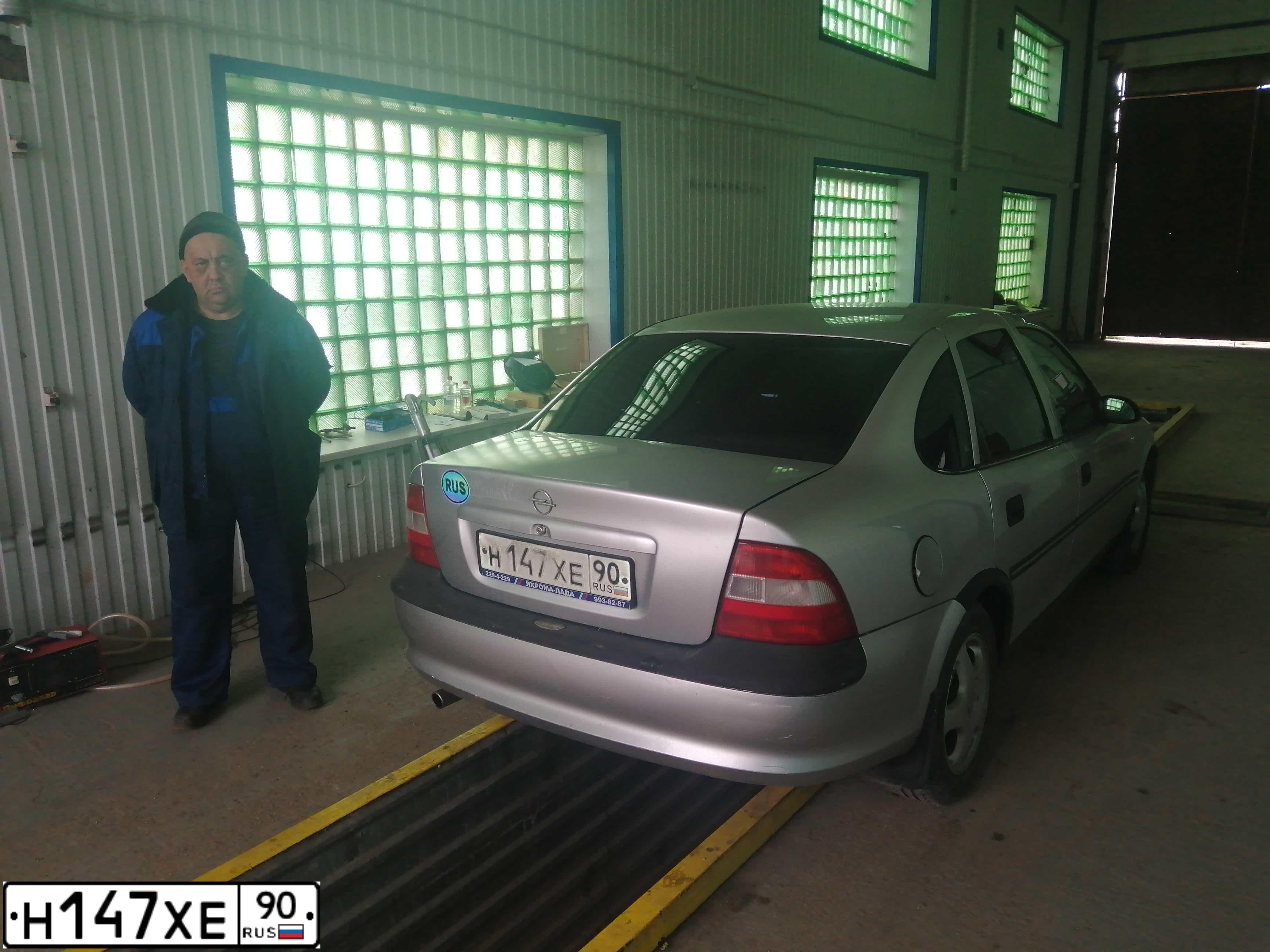 Фото автомобиля OPEL VECTRA, 1996 — госномер Н147ХЕ90. Цвет: БЕЛЫЙ (СЕРЕБРИСТЫЙ)