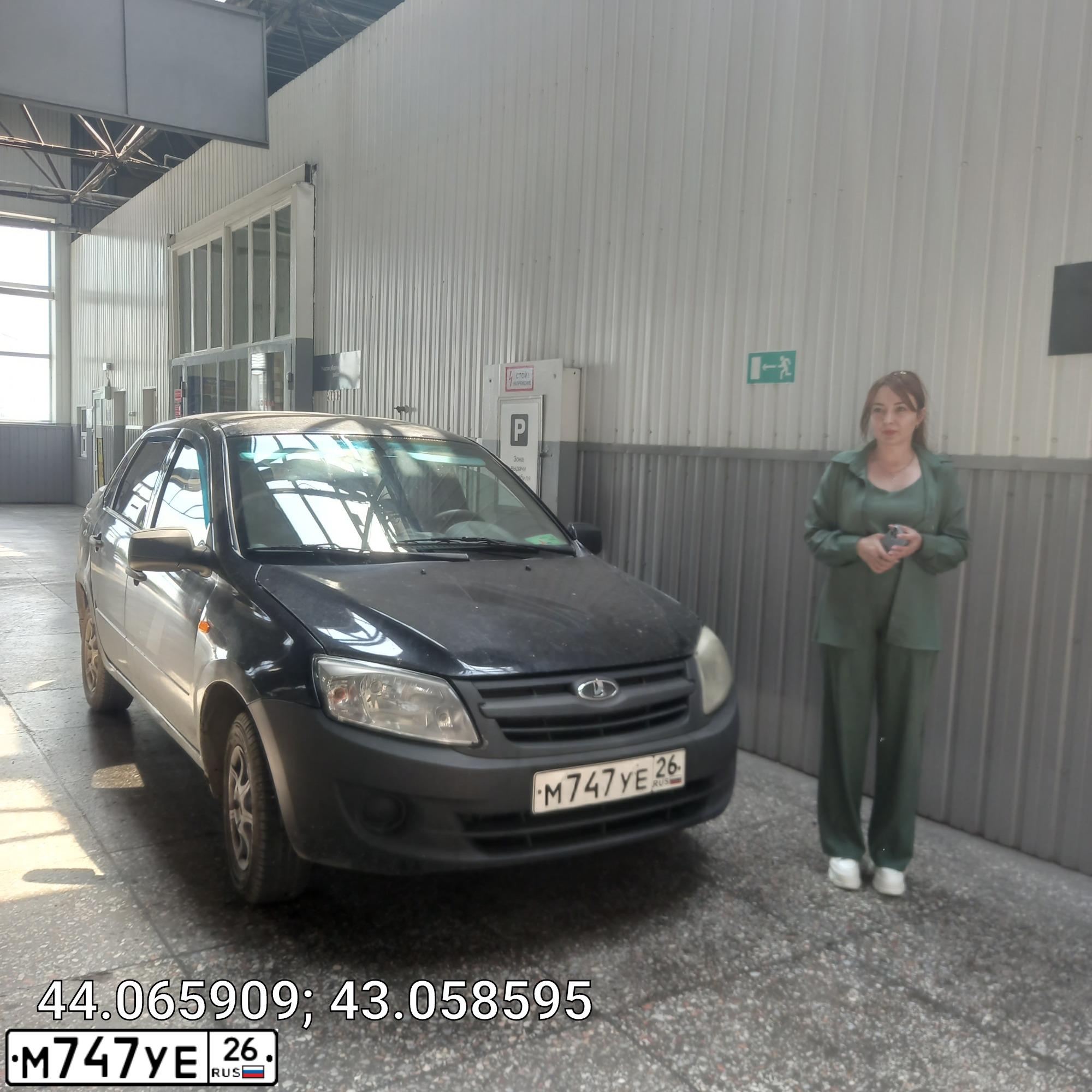 Фото автомобиля LADA 2190 GRANTA, 2012 — госномер М747УЕ26. Цвет: СИНЕ-ЧЕРНЫЙ
