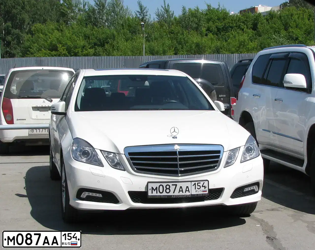 Фото автомобиля MERCEDES E-KLASSE, 2009 — госномер Т973МЕ55. Цвет: БЕЛЫЙ