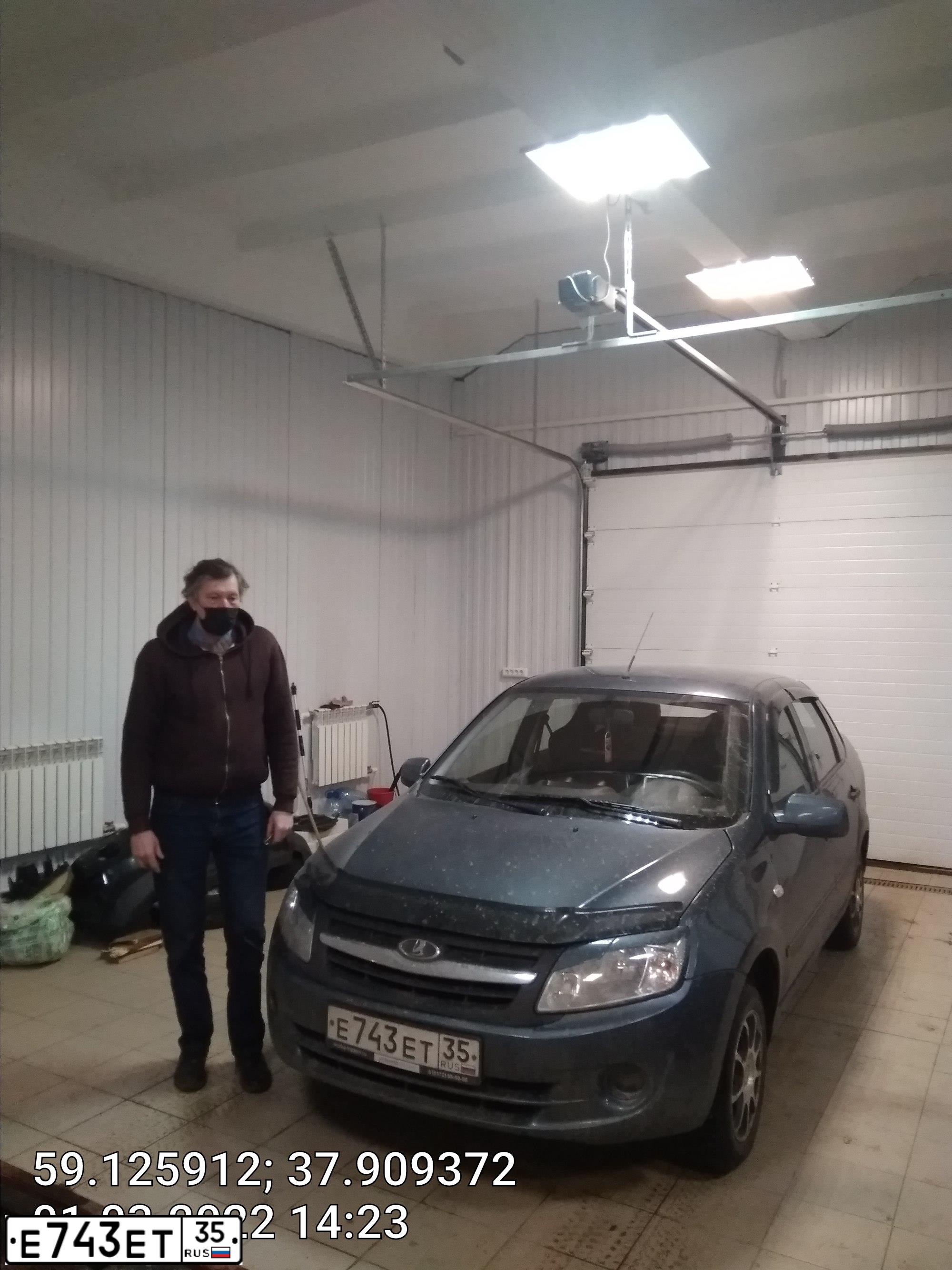 Фото автомобиля LADA 2190 GRANTA, 2013 — госномер Е743ЕТ35. Цвет: СЕРО-СИНИЙ
