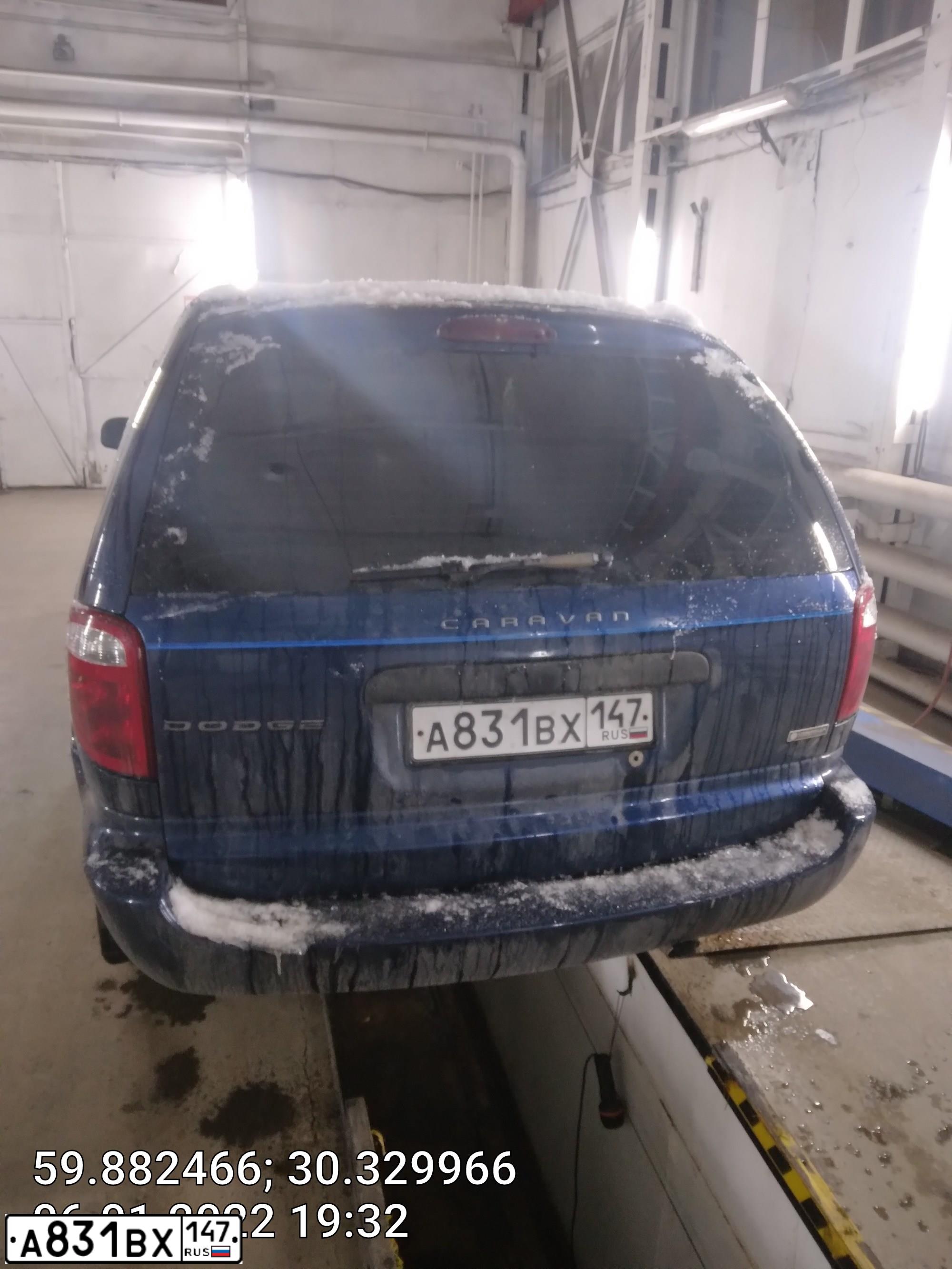 Фото автомобиля DODGE /GRAND/ CARAVAN, 2002 — госномер Р131ОС198. Цвет: синий