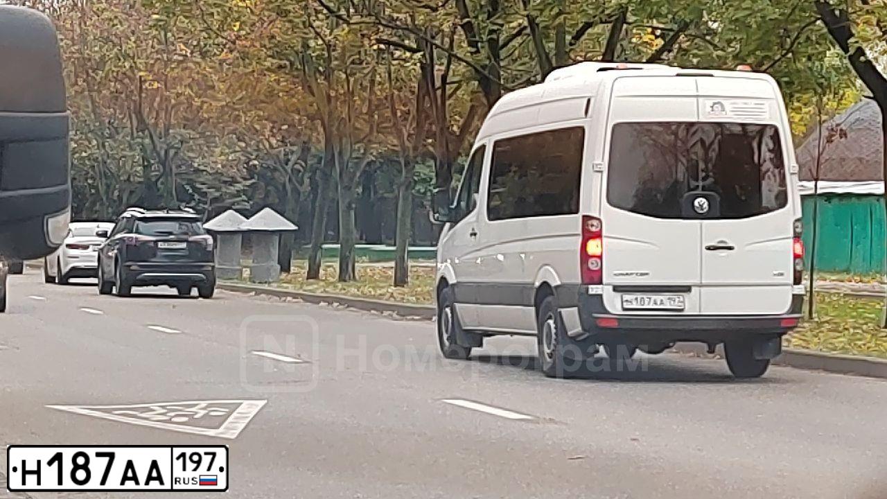 Фото автомобиля VOLKSWAGEN PASSAT, 1994 — госномер Н187АА197. Цвет: СИНИЙ
