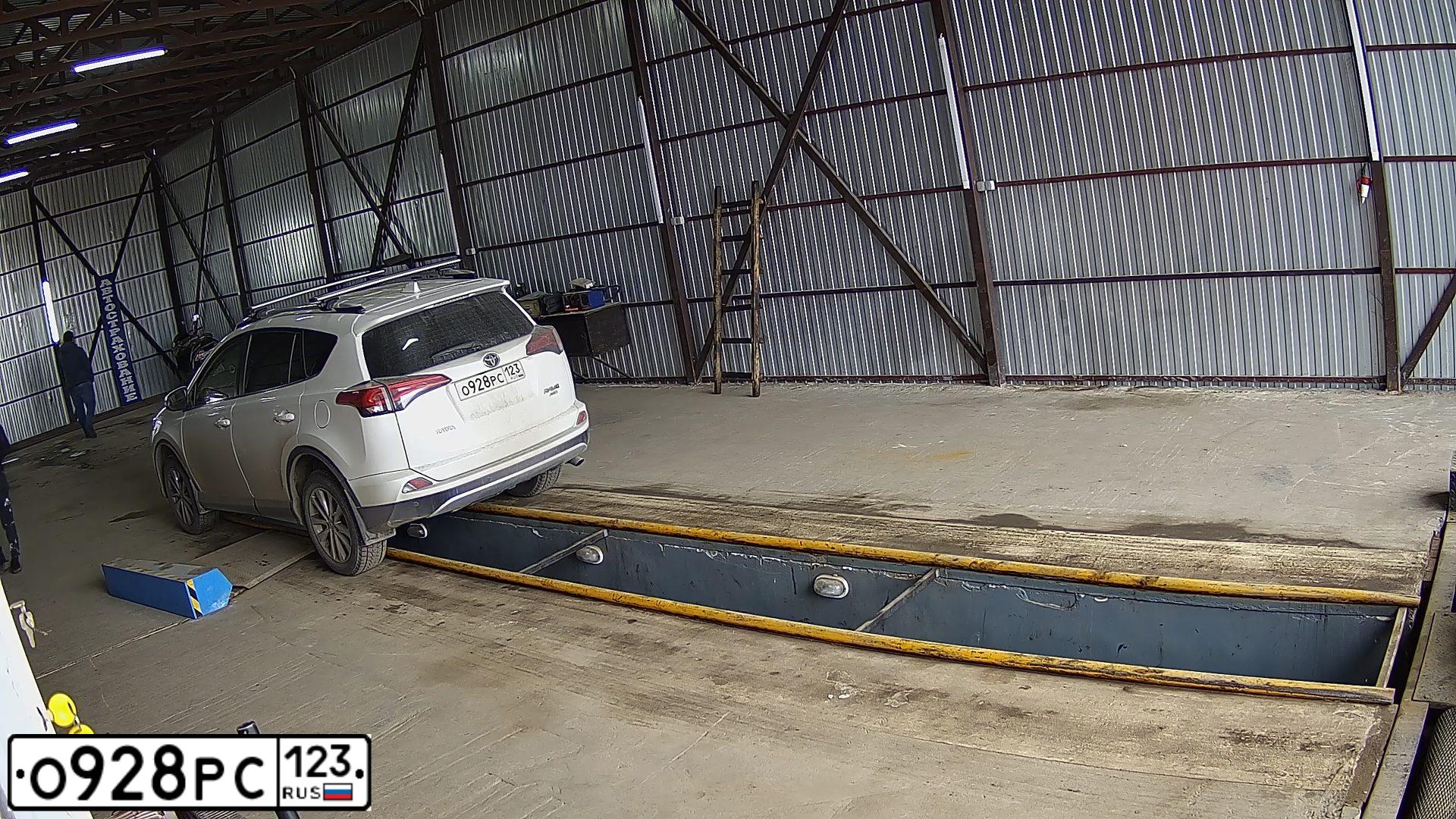 Фото автомобиля TOYOTA RAV4, 2015 — госномер О928РС123. Цвет: Белый
