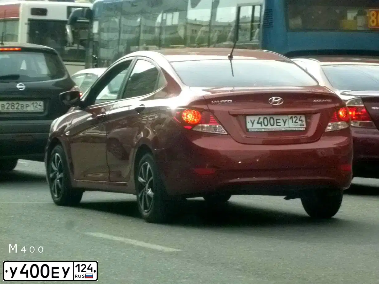Фото автомобиля HYUNDAI SOLARIS, 2011 — госномер У400ЕУ124. Цвет: КРАСНЫЙ ГРАНАТ