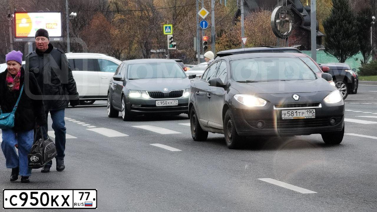 Фото автомобиля SKODA OCTAVIA, 2019 — госномер С950КХ77. Цвет: СЕРЫЙ