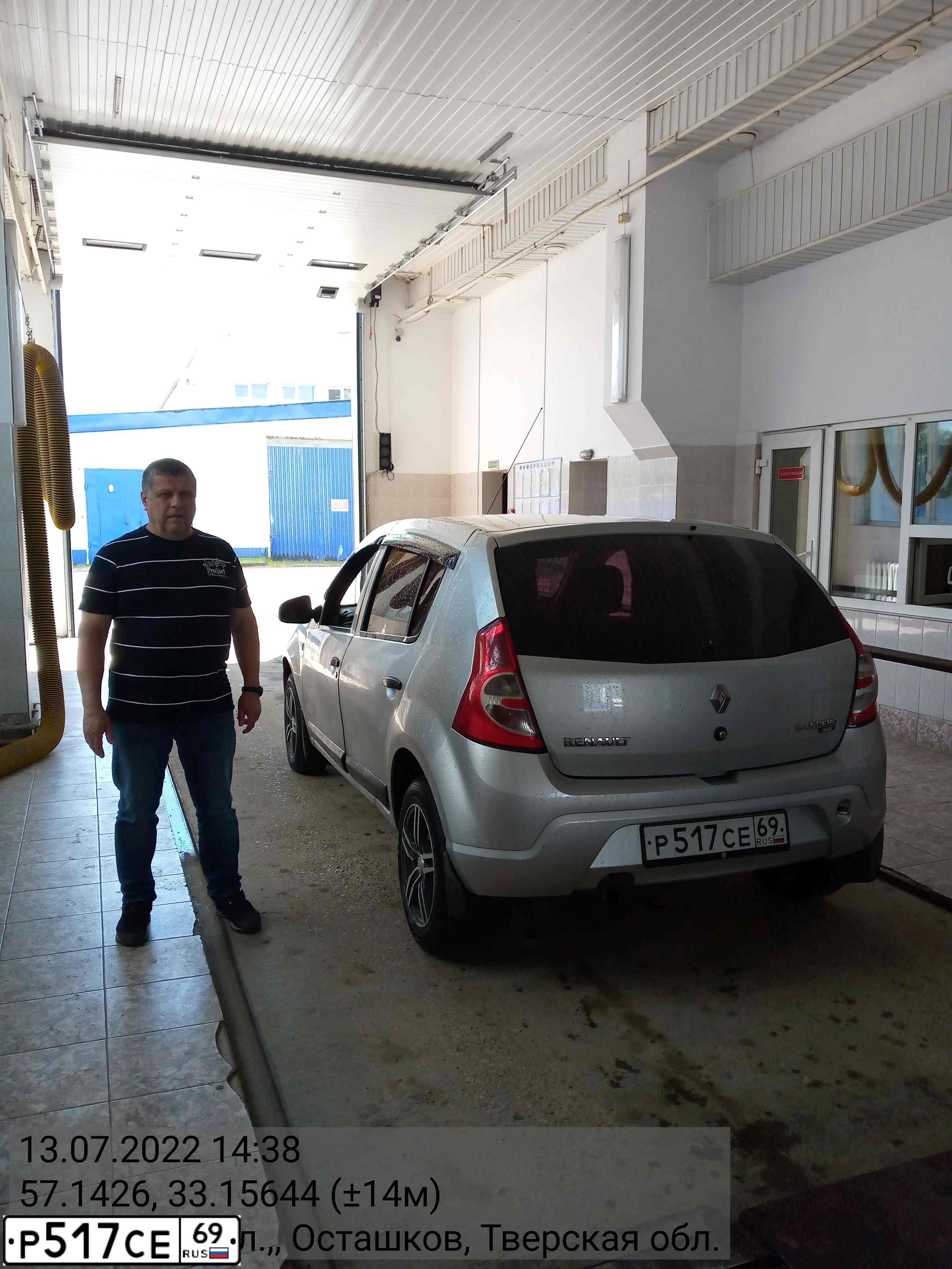Фото автомобиля RENAULT SANDERO, 2013 — госномер В792АУ777. Цвет: СВЕТЛО-СЕРЫЙ