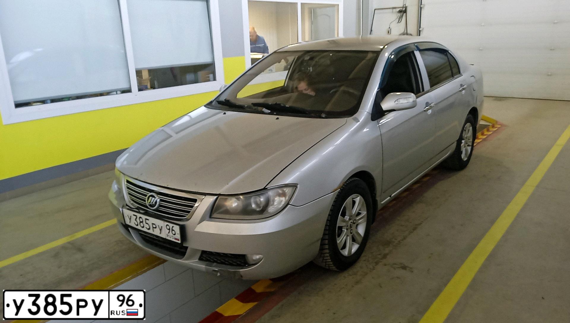 Фото автомобиля LIFAN SOLANO, 2012 — госномер У385РУ96. Цвет: СЕРЕБРИСТЫЙ