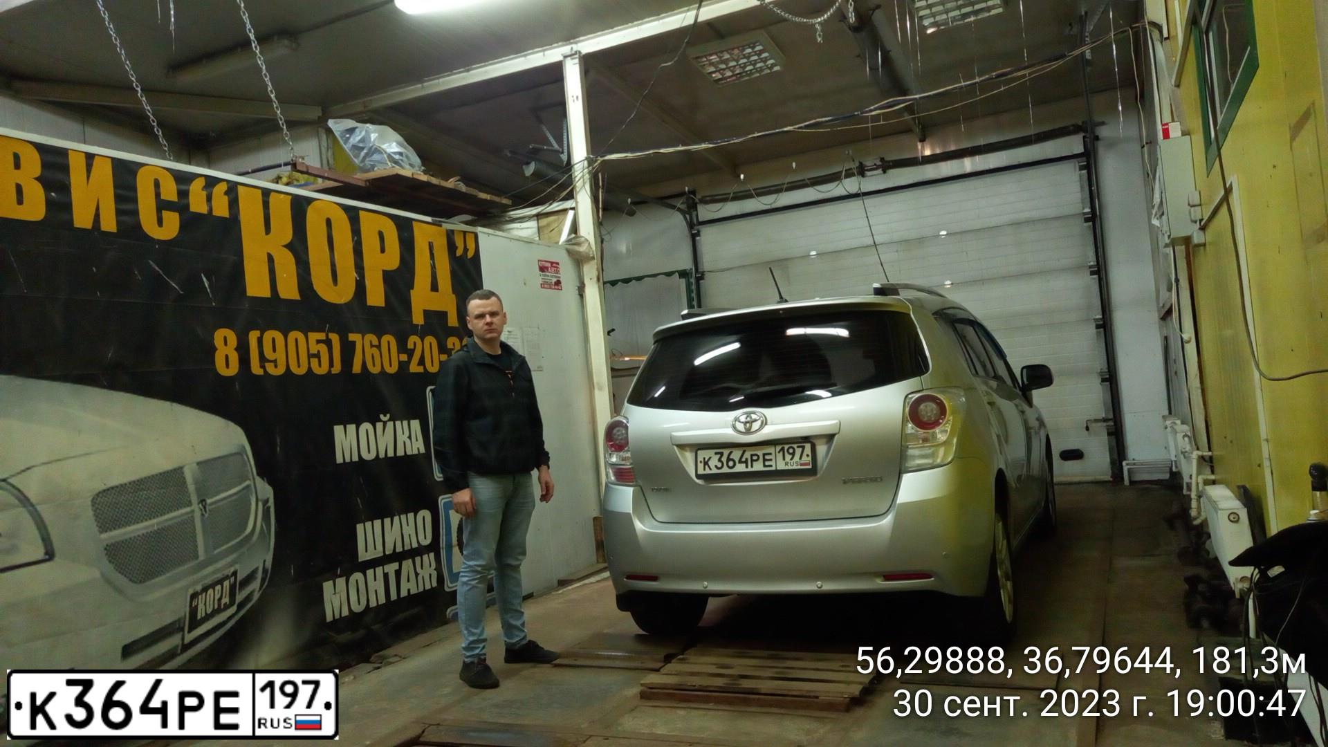 Фото автомобиля TOYOTA VERSO, 2011 — госномер К364РЕ197. Цвет: СЕРЕБРИСТЫЙ