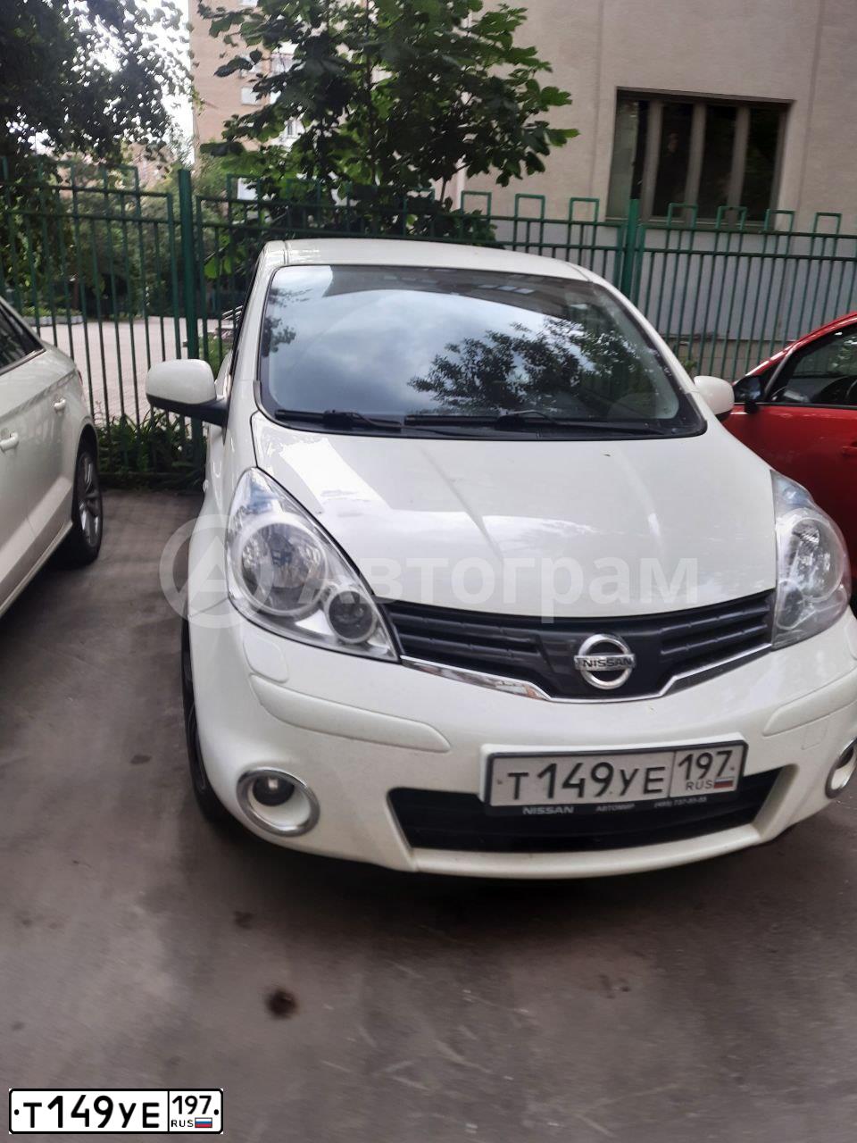 Фото автомобиля NISSAN NOTE, 2012 — госномер Т149УЕ197. Цвет: БЕЛЫЙ