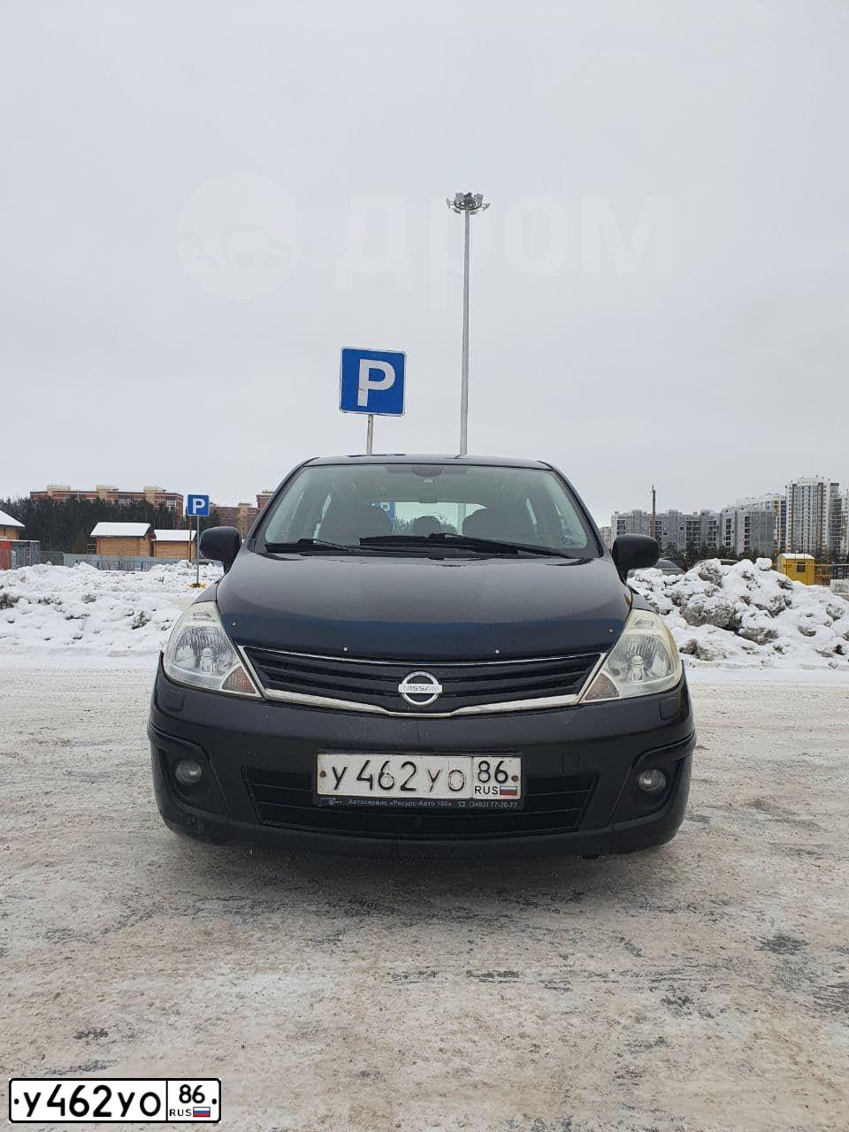 Фото автомобиля NISSAN TIIDA, 2010 — госномер К726РВ154. Цвет: ЧЕРНЫЙ