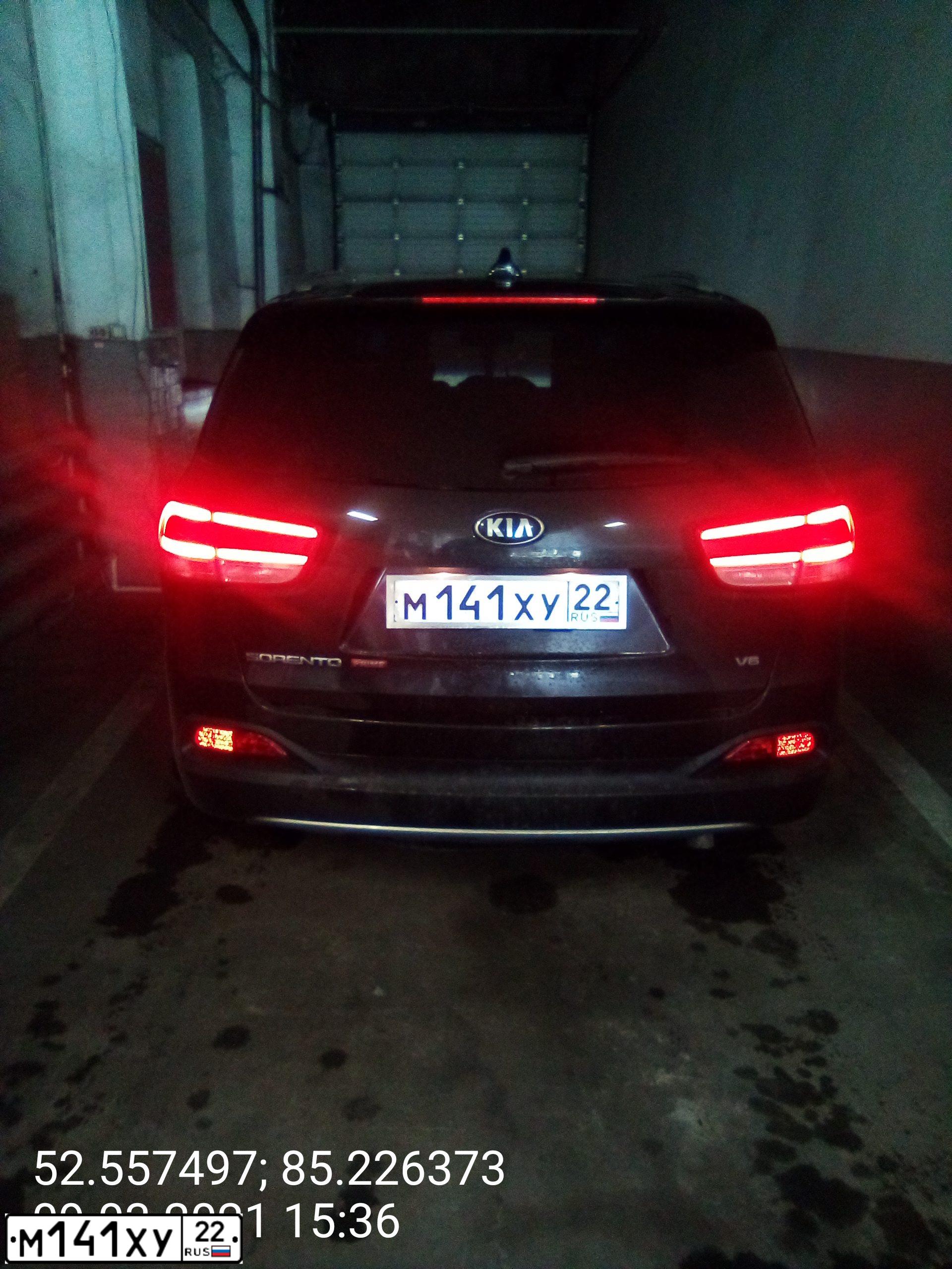 Фото автомобиля KIA SORENTO, 2016 — госномер М141ХУ22. Цвет: ЧЕРНЫЙ