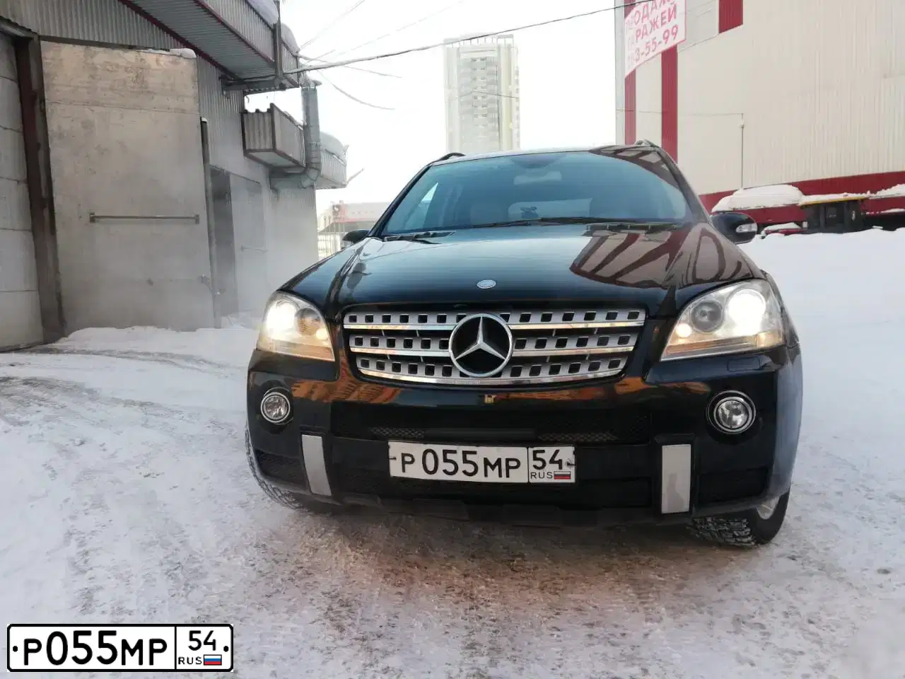 Фото автомобиля MERCEDES M-KLASSE, 2005 — госномер Р055МР54. Цвет: ЧЕРНЫЙ