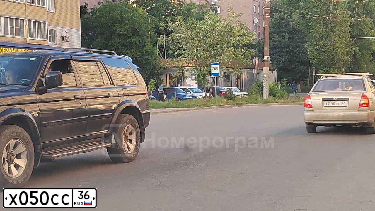 Фото автомобиля LADA 2114 SAMARA, 2007 — госномер Х050СС36. Цвет: СЕРЕБРИСТЫЙ