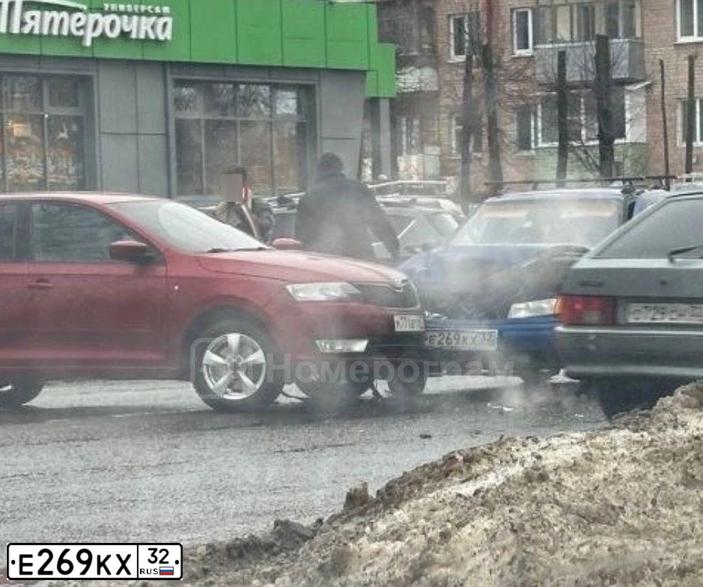 Фото автомобиля LADA 2110, 2001 — госномер Е269КХ32. Цвет: СЕРЕБРИСТЫЙ ЯРКО-СИНИЙ