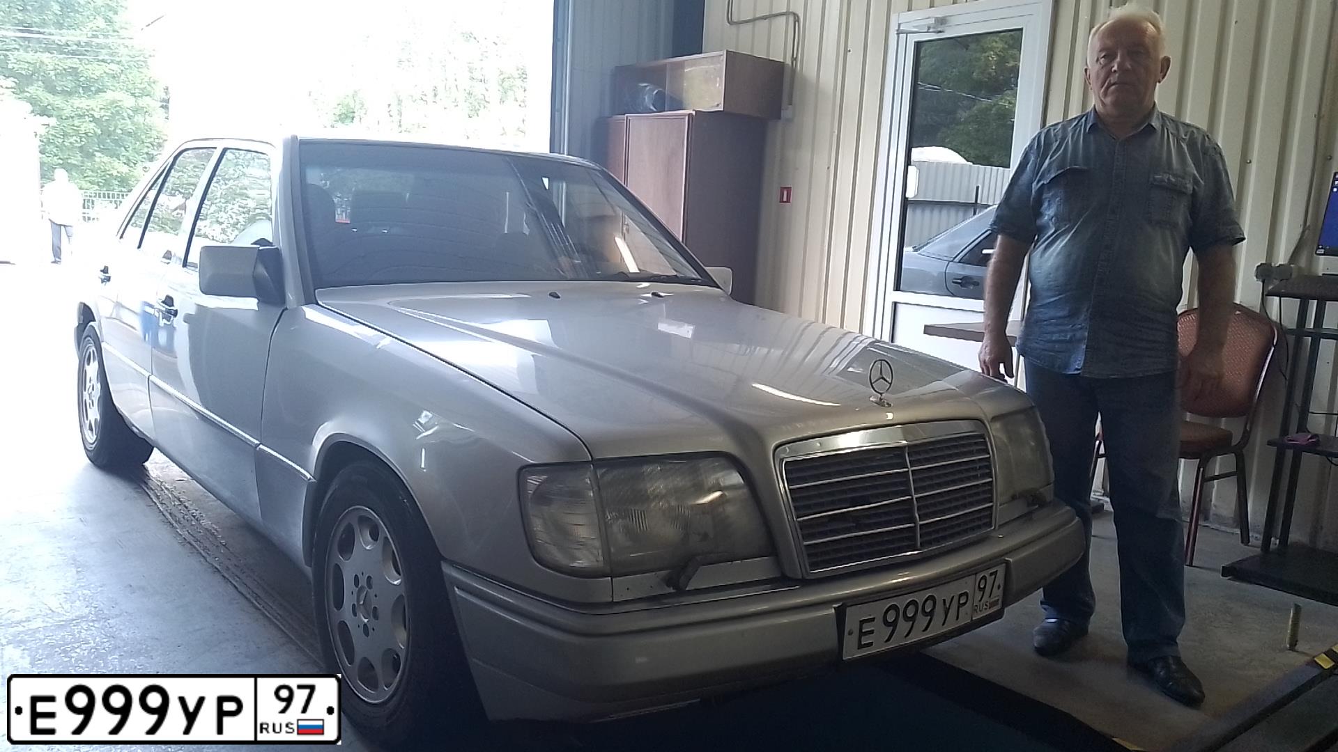 Фото автомобиля MERCEDES E-KLASSE, 1994 — госномер Е999УР97. Цвет: БЕЛЫЙ (СЕРЕБРИСТЫЙ)