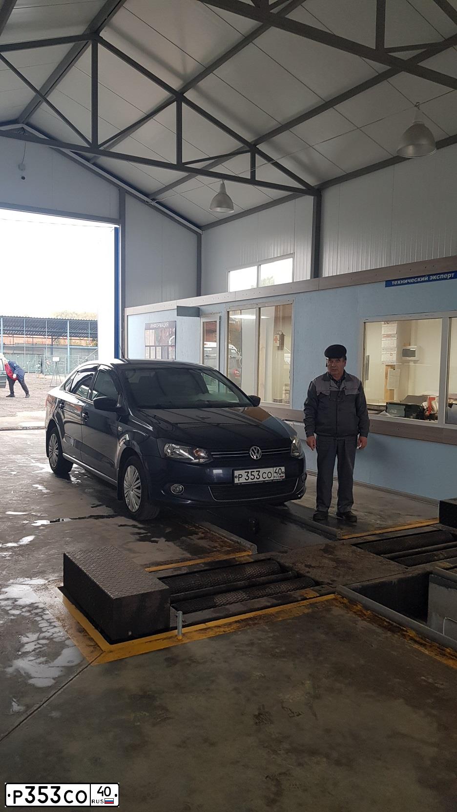 Фото автомобиля VOLKSWAGEN POLO, 2012 — госномер Р353СО40. Цвет: Темно-синий