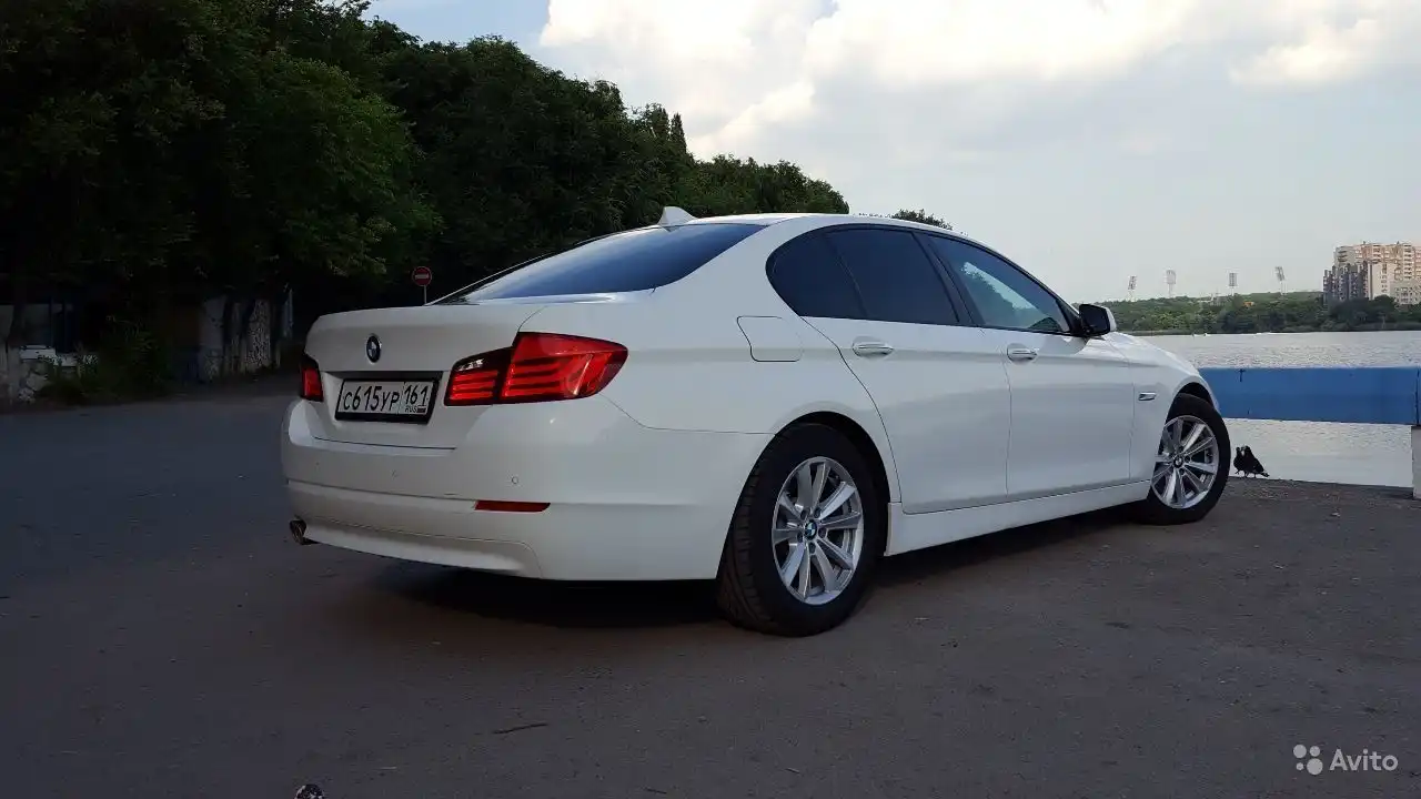 Фото автомобиля BMW SERIE 5, 2011 — госномер А448УР197. Цвет: Белый