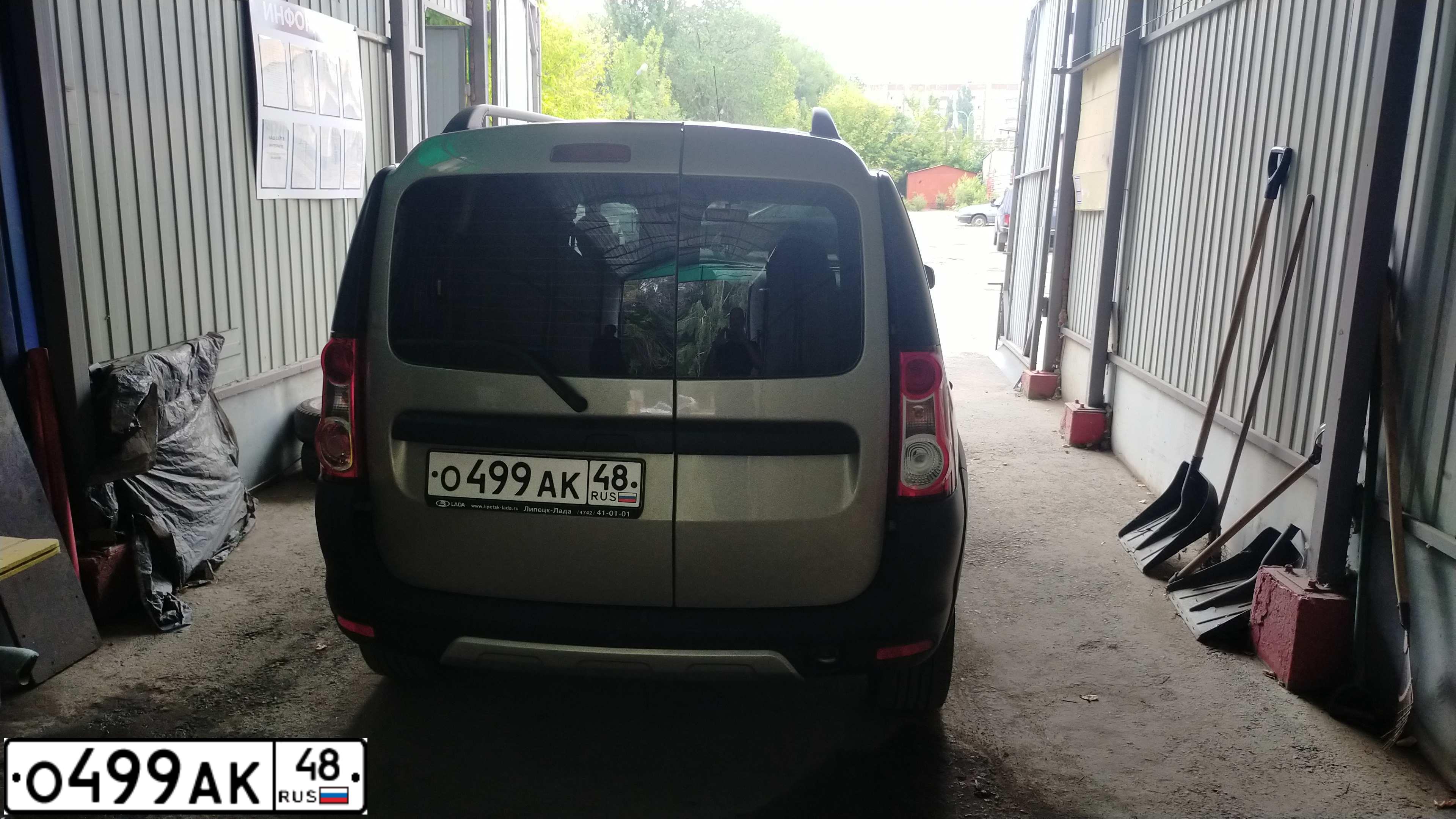 Фото автомобиля LADA LARGUS, 2017 — госномер У595КМ62. Цвет: СЕРО-БЕЖЕВЫЙ