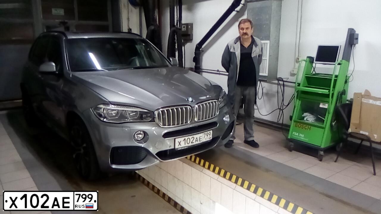 Фото автомобиля BMW X5, 2017 — госномер Х102АЕ799. Цвет: СЕРЫЙ