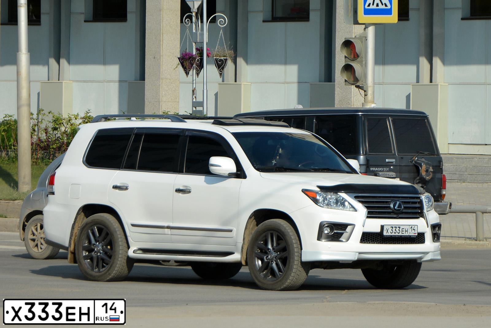 Фото автомобиля LEXUS LX, 2014 — госномер Х333ЕН14. Цвет: БЕЛЫЙ