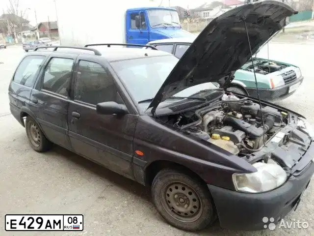 Фото автомобиля FORD ESCORT, 1995 — госномер Е213СХ50. Цвет: СИРЕНЕВЫЙ