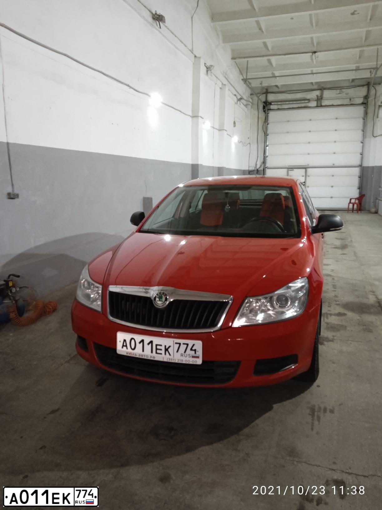 Фото автомобиля SKODA OCTAVIA, 2012 — госномер А011ЕК774. Цвет: Красный