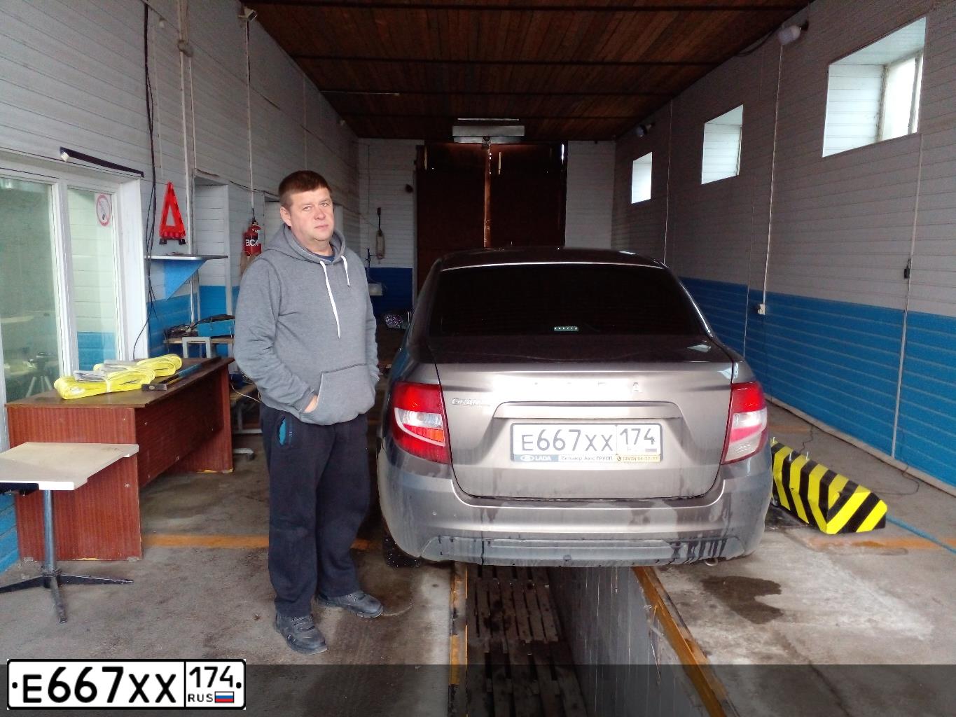 Фото автомобиля LADA 2190 GRANTA, 2018 — госномер Е667ХХ174. Цвет: Золотисто- коричневый