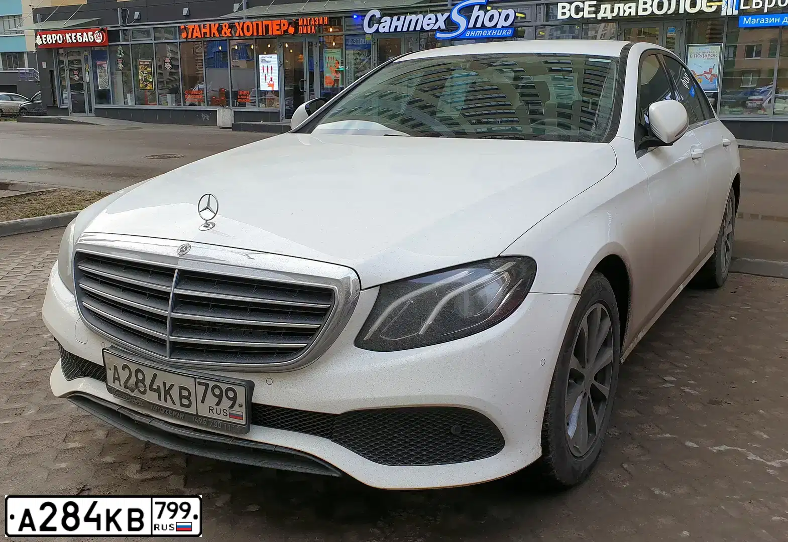 Фото автомобиля MERCEDES E-KLASSE, 2018 — госномер А284КВ799. Цвет: ЖЕЛТЫЙ