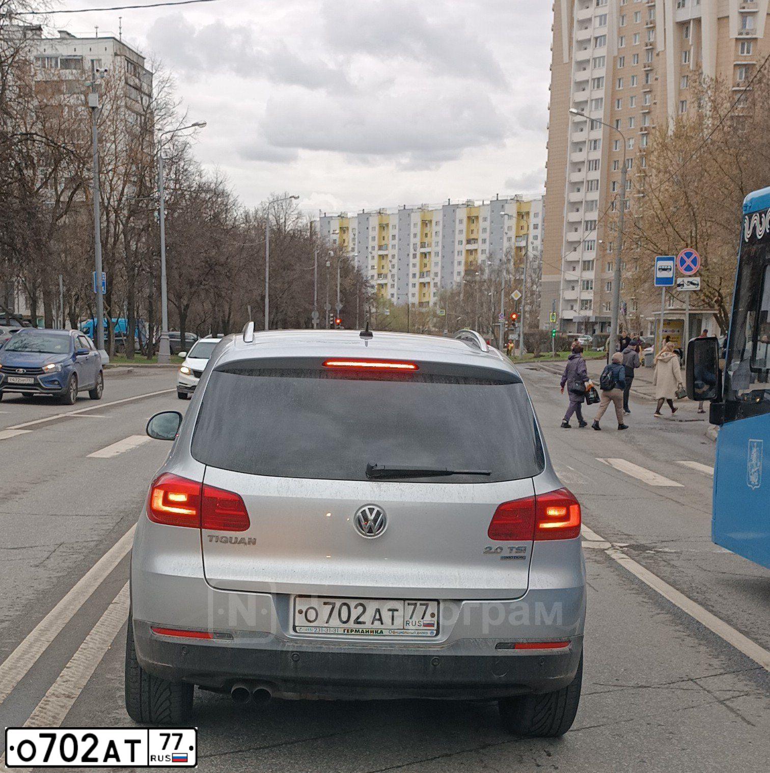 Фото автомобиля VOLKSWAGEN TIGUAN, 2012 — госномер О702АТ77. Цвет: СЕРЫЙ