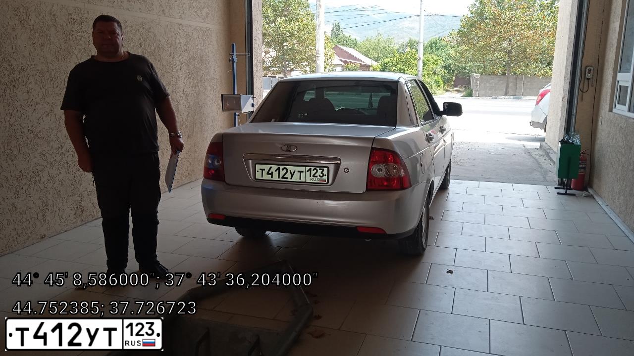 Фото автомобиля LADA PRIORA, 2010 — госномер Р592АН82. Цвет: СВЕТЛО-СЕРЕБРИСТЫЙ МЕТАЛЛ