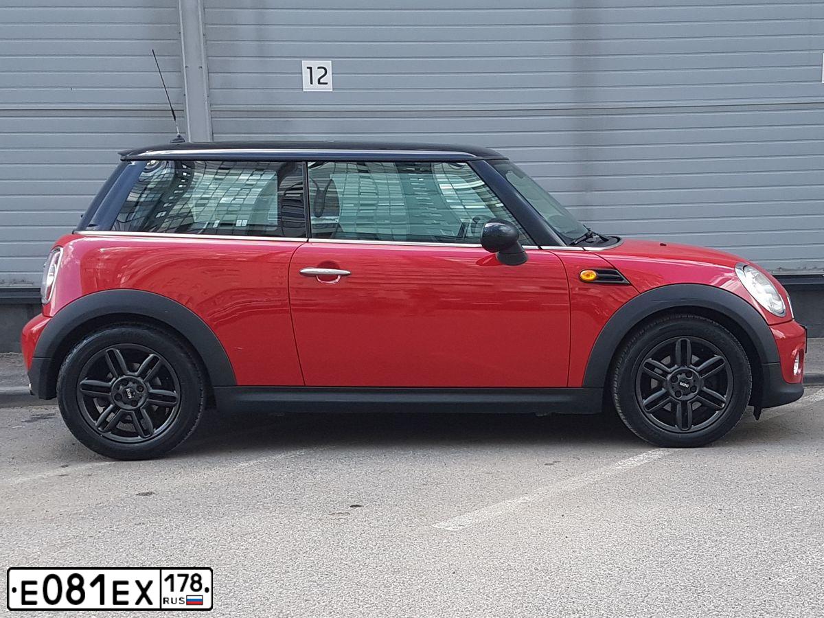 Фото автомобиля MINI COOPER, 2011 — госномер С706ЕУ198. Цвет: Красный