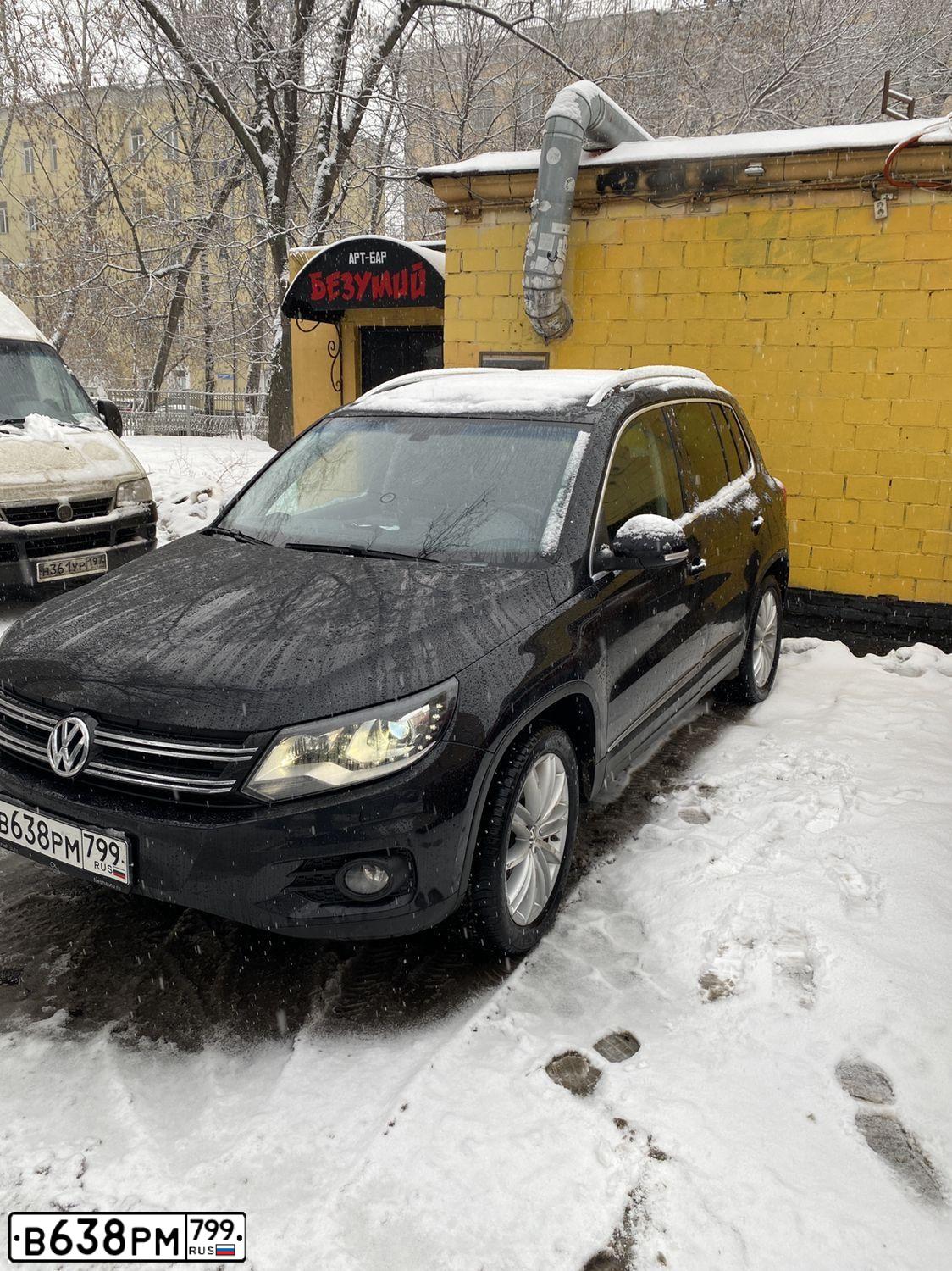 Фото автомобиля VOLKSWAGEN TIGUAN, 2012 — госномер В638РМ799. Цвет: ЧЕРНЫЙ