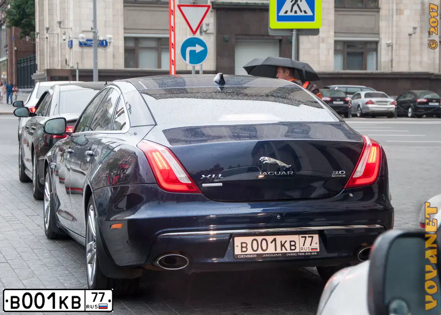 Фото автомобиля JAGUAR XJ-SERIE, 2016 — госномер К201РС193. Цвет: Темно-синий