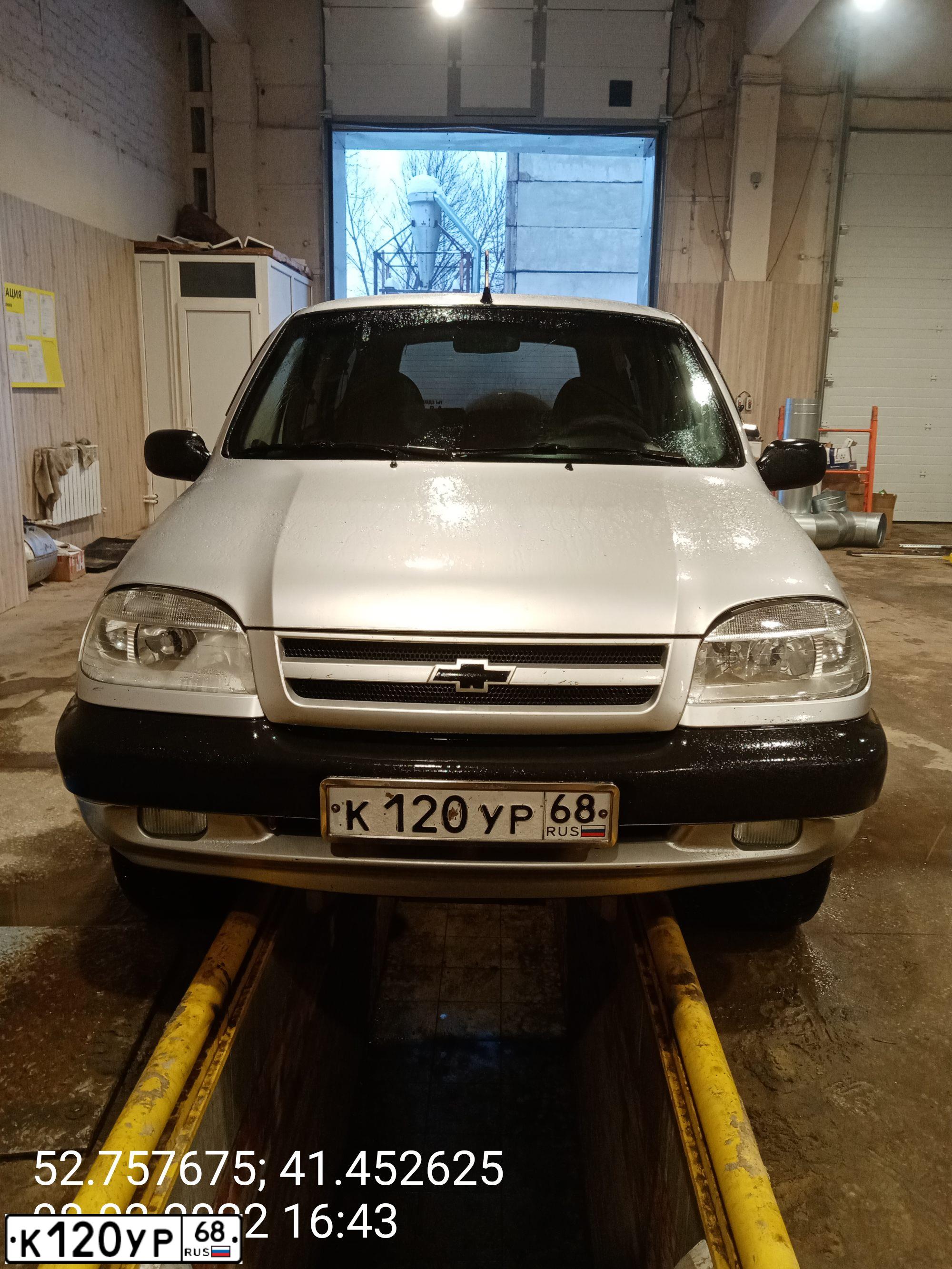 Фото автомобиля CHEVROLET NIVA, 2004 — госномер Е979ВТ68. Цвет: Светло-серебристый металик