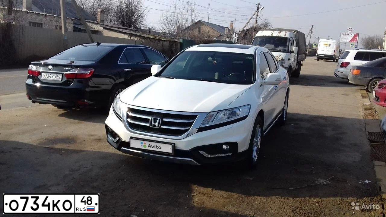 Фото автомобиля TOYOTA CAMRY, 2017 — госномер В888РУ31. Цвет: ЧЕРНЫЙ МЕТАЛЛИК