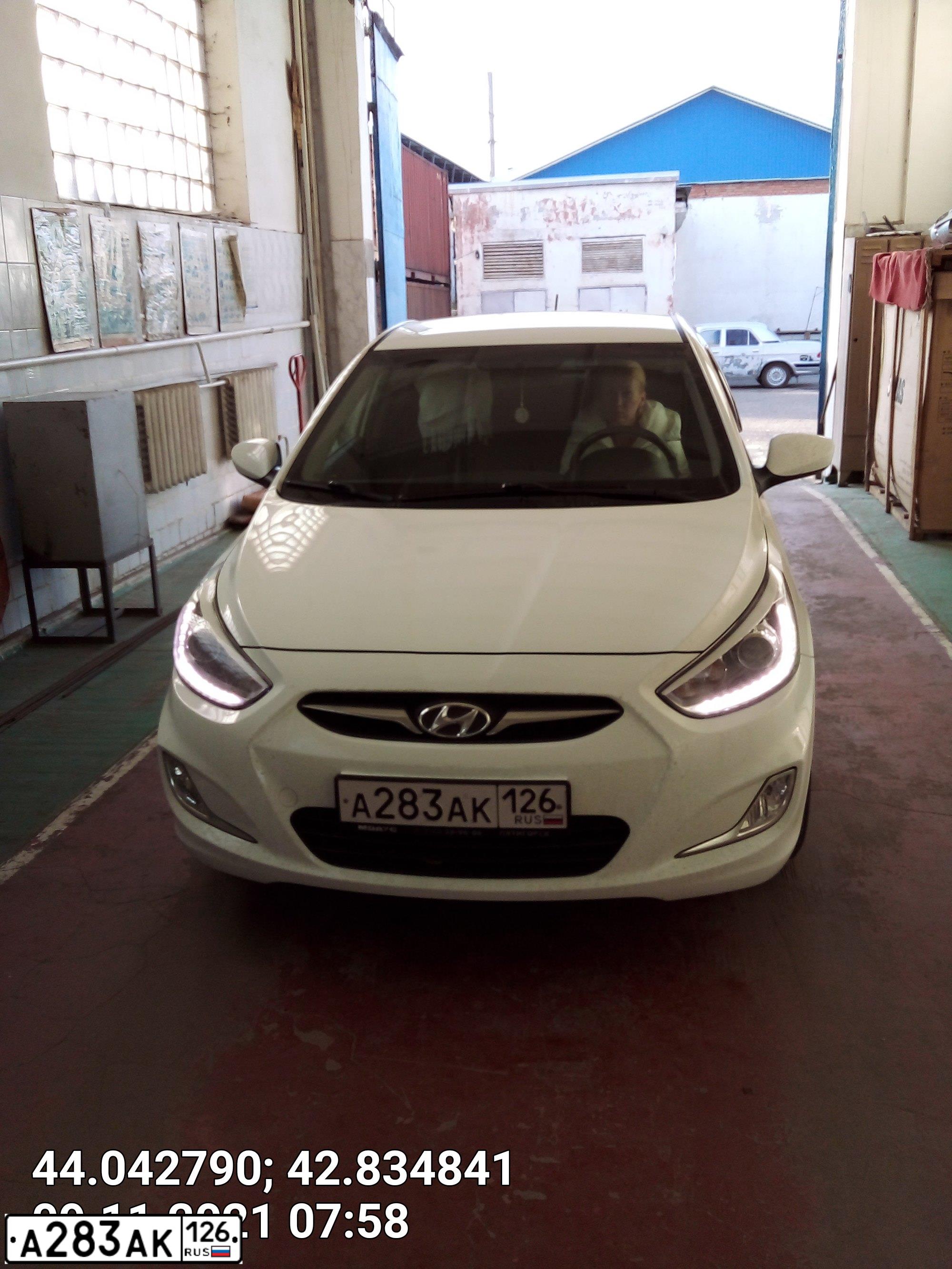 Фото автомобиля HYUNDAI SOLARIS, 2014 — госномер А283АК126. Цвет: БЕЛЫЙ